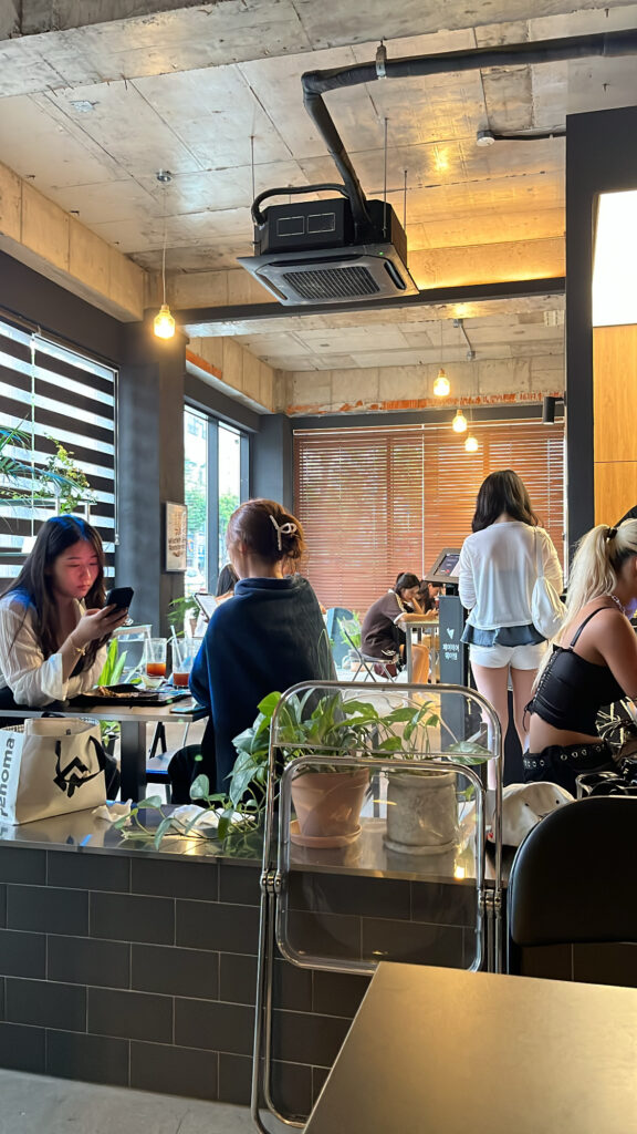 Unbent Coffee Busan - 11. Popular spot filled with visitors