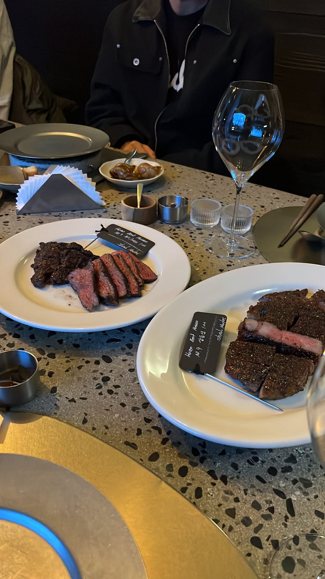 「モーメント・ローカル・釜山」で、完璧に焼き上げられた1++級韓牛ステーキプレートとワインを