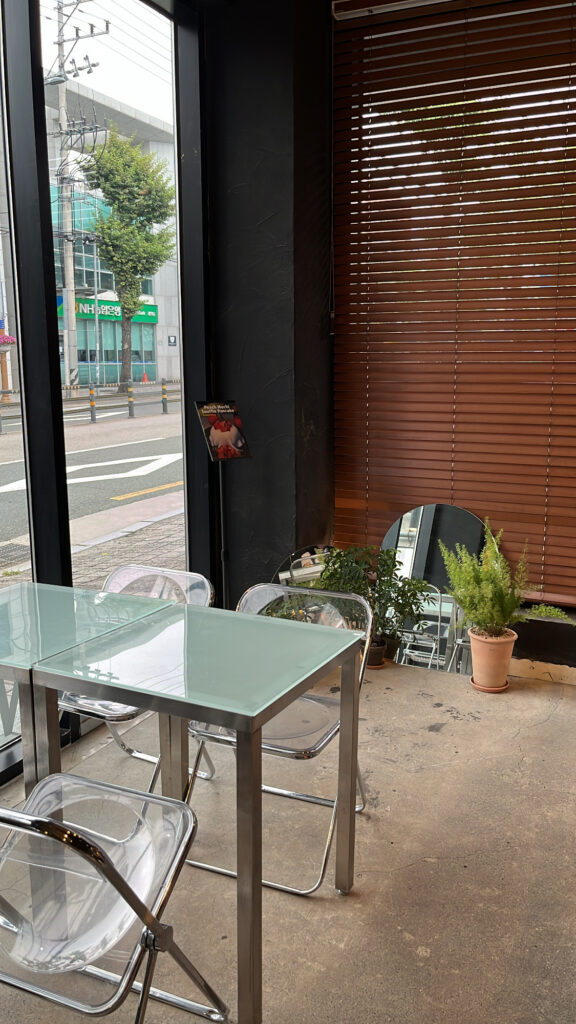 Unbent Coffee Busan - 6. View of the clean glass front exterior
