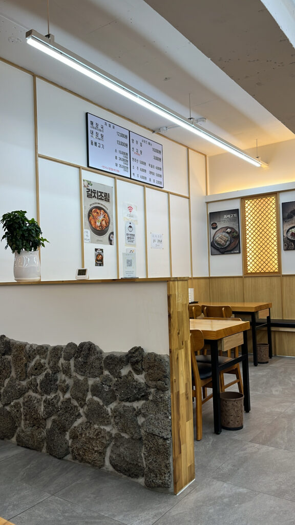 Clean and spacious seating interior of Jeju Eunhuine Haejangguk in Suyeong-gu