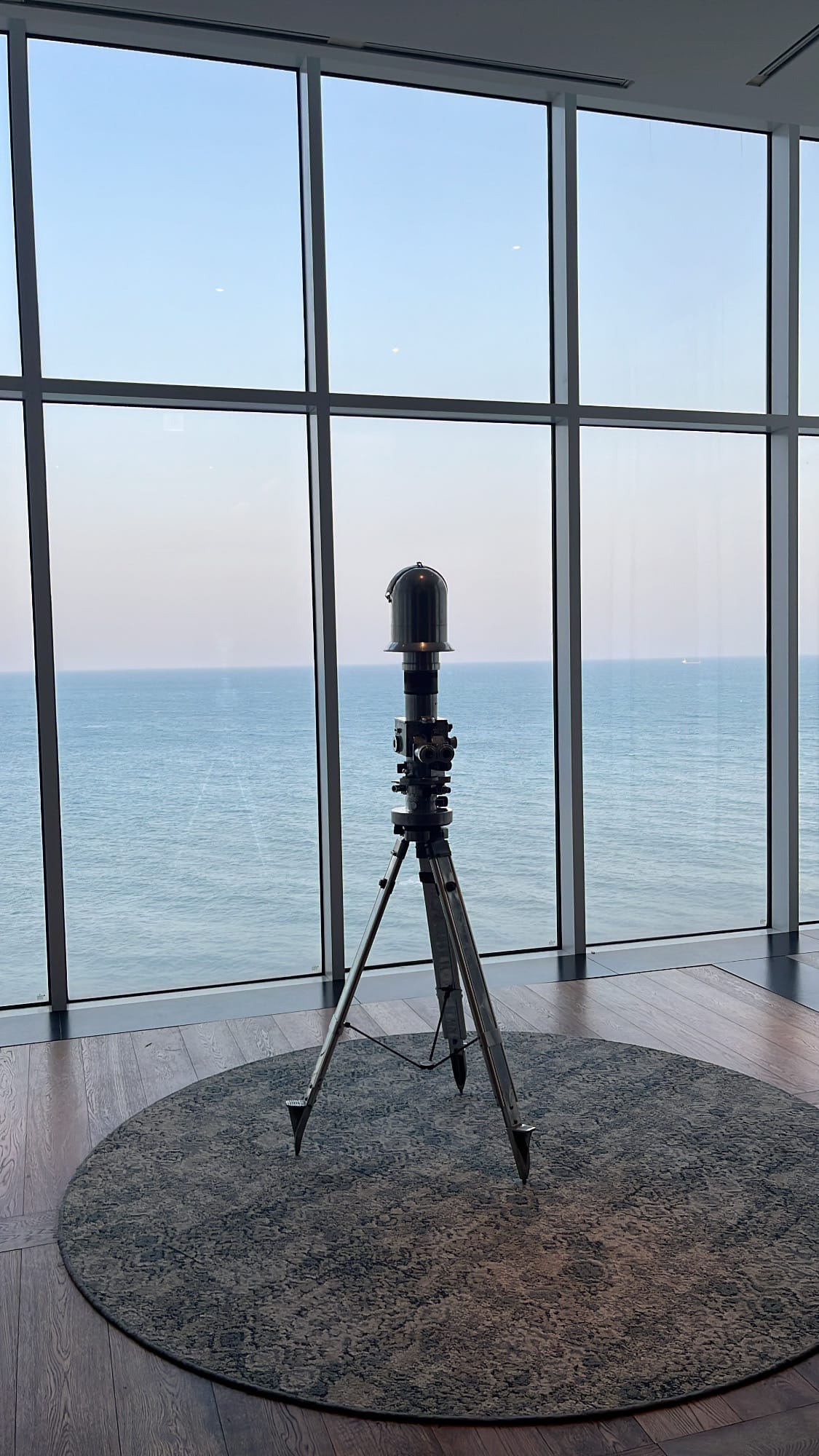 Vista panorámica del mar del Este desde el vestíbulo de la décima planta del Ananti Cove