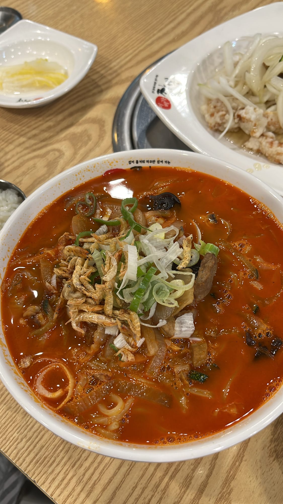 在 Ebiga Jjamppong Centum 品嚐風味濃郁、辛辣的紅湯海鮮炸鍋，搭配口感Q彈的鹼麵