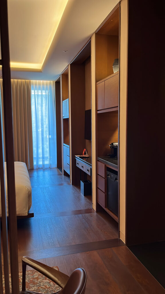 Wide entryway and hallway closet layout inside the 70-square-meter room