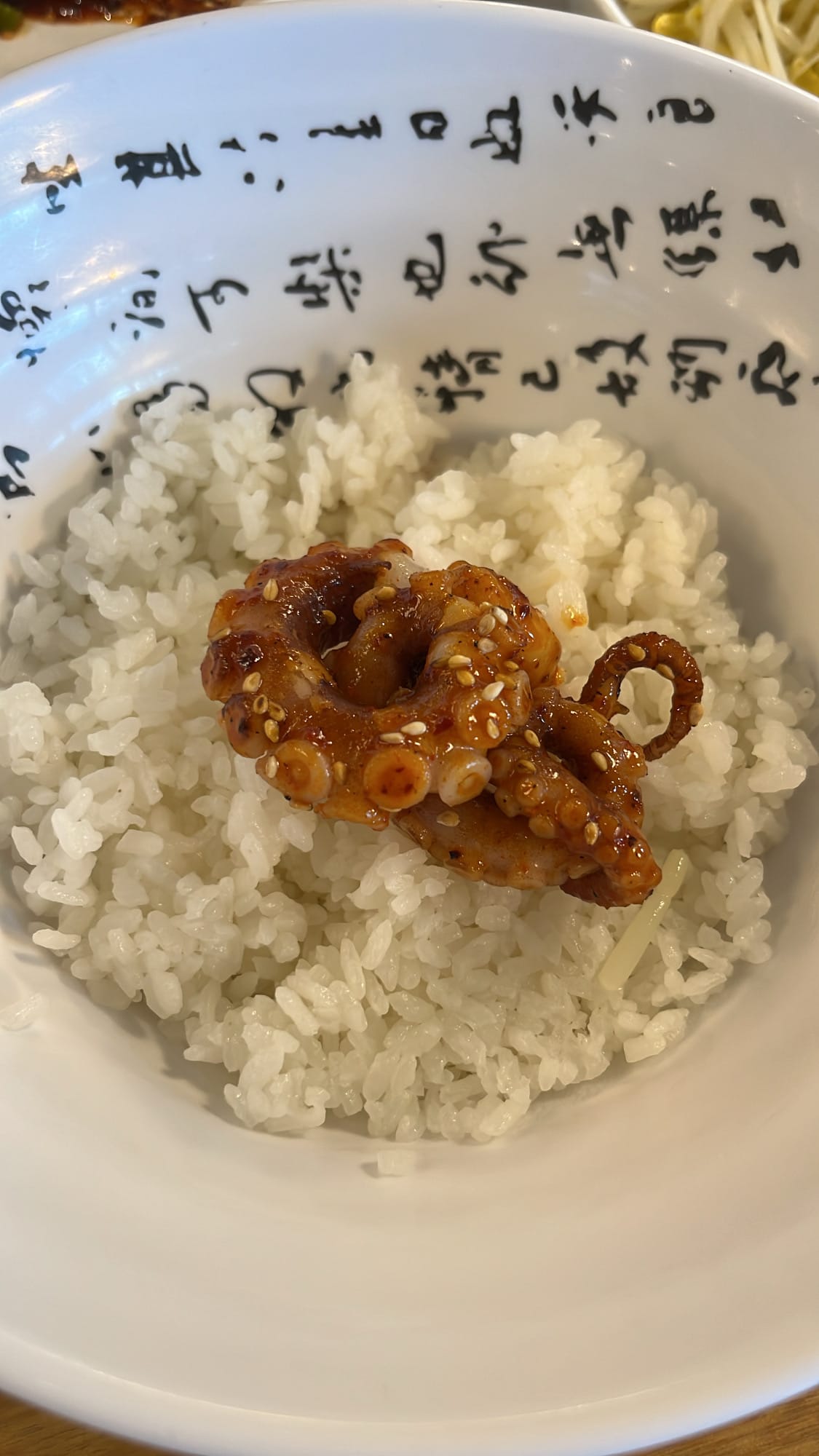 ふっくらとしたタコの炒め物を白ご飯の上にのせた、釜山風タコ丼