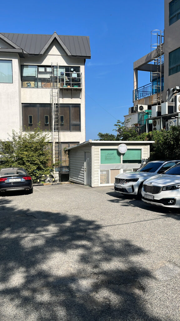 Free parking lot space located right next to Songjeongjib Busan
