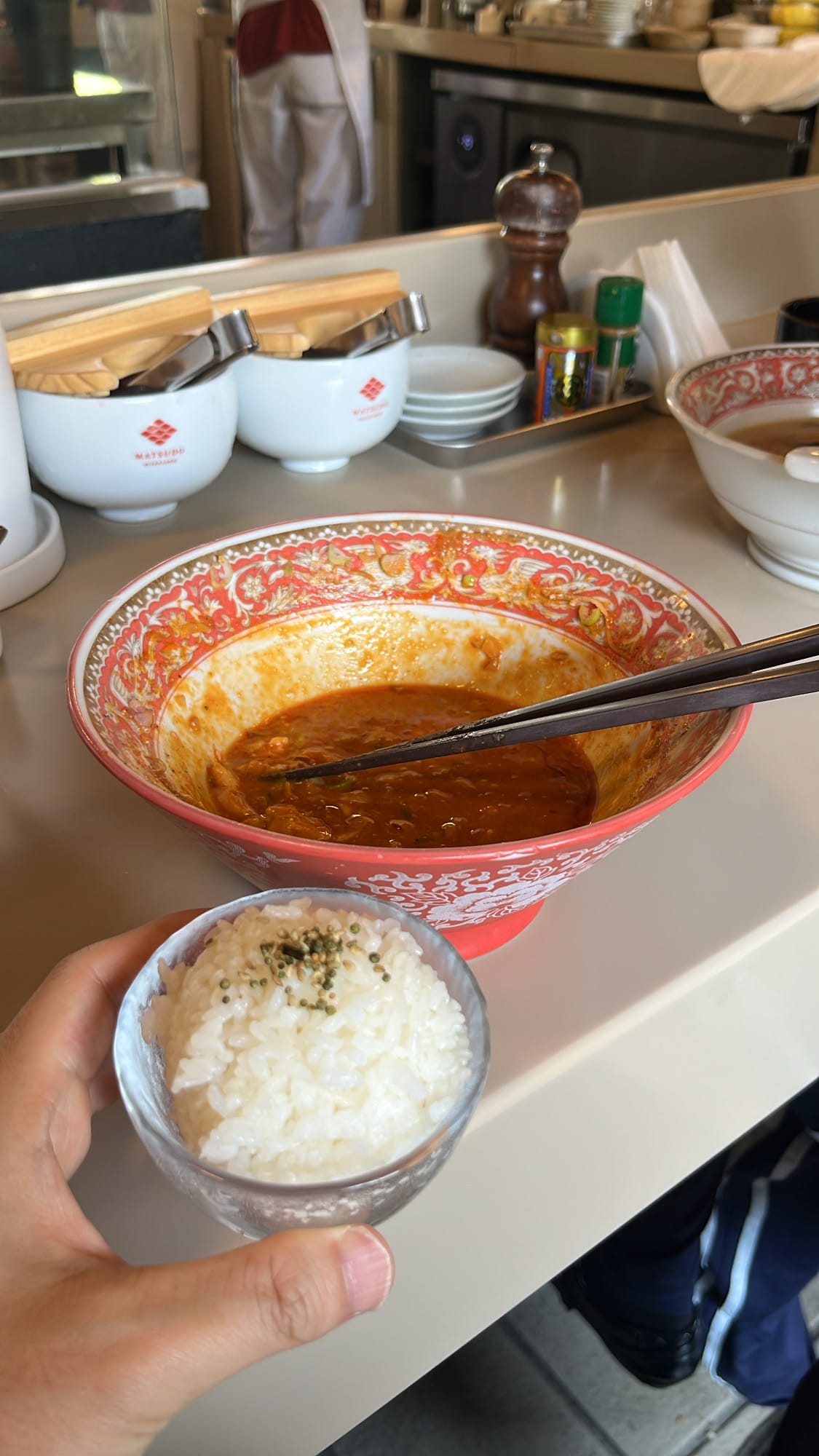 마쓰도 부산에서 남은 매콤한 아부라소바 소스에 무료로 제공되는 밥을 섞어 먹기