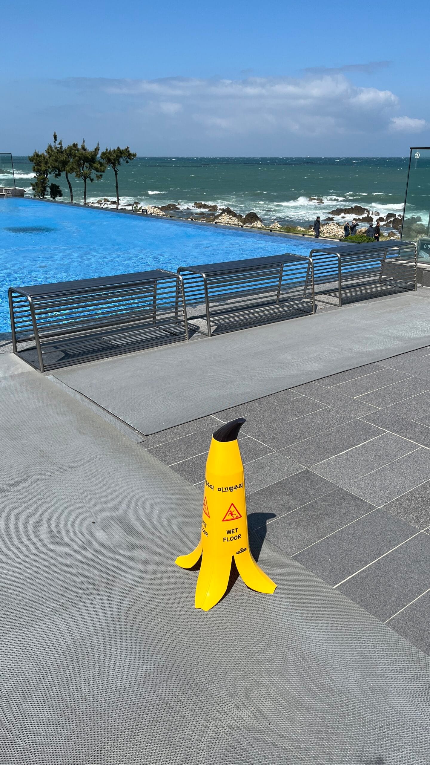 Piscina infinita frente al mar que se funde a la perfección con el horizonte del Mar del Este en Ananti Cove