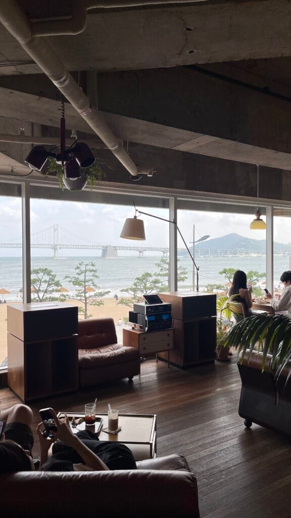 「ワーキングホリデー・ブランチ・カフェ・釜山」から望む、広安大橋のパノラマ海景色