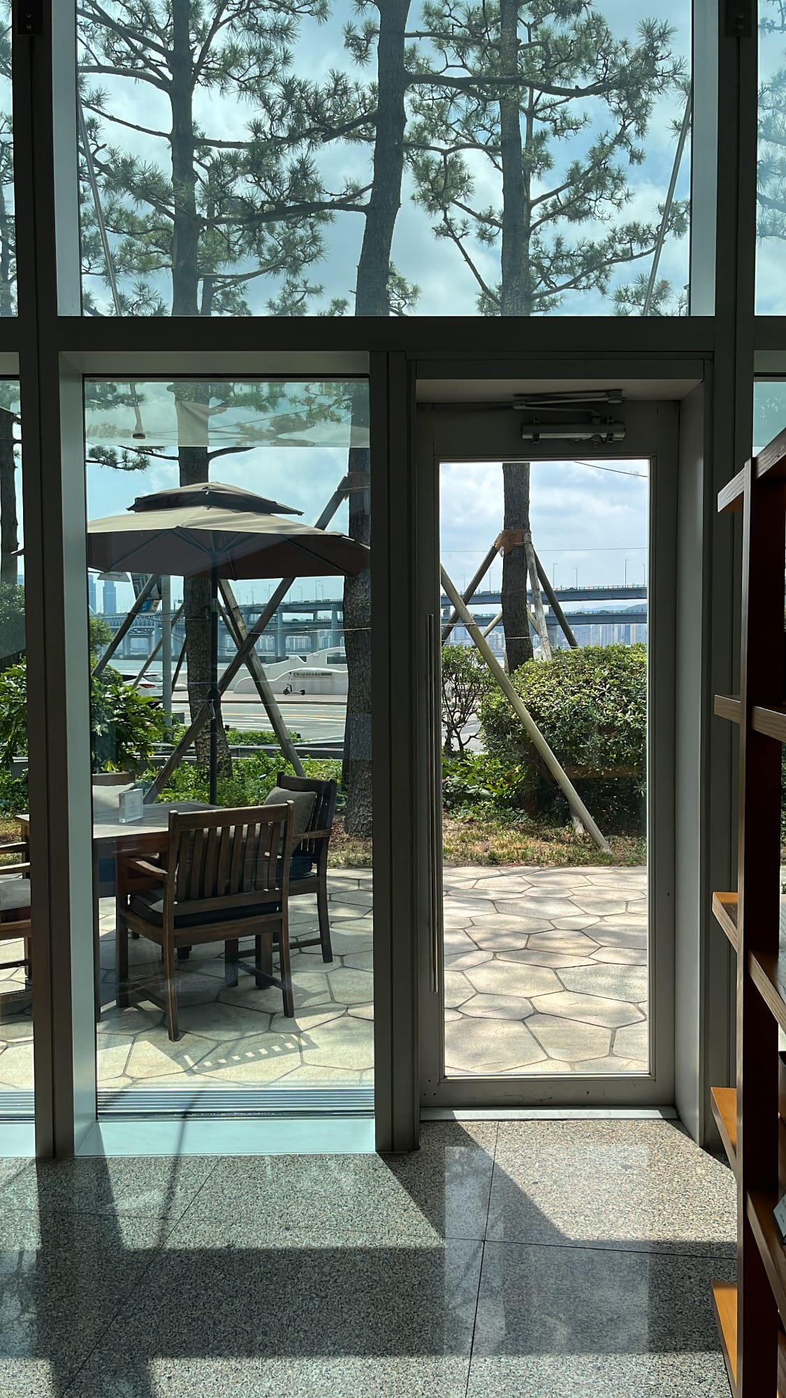 วิวสะพานกวังอันจากเทอเรสกลางแจ้งของ Patisserie Park Hyatt Busan