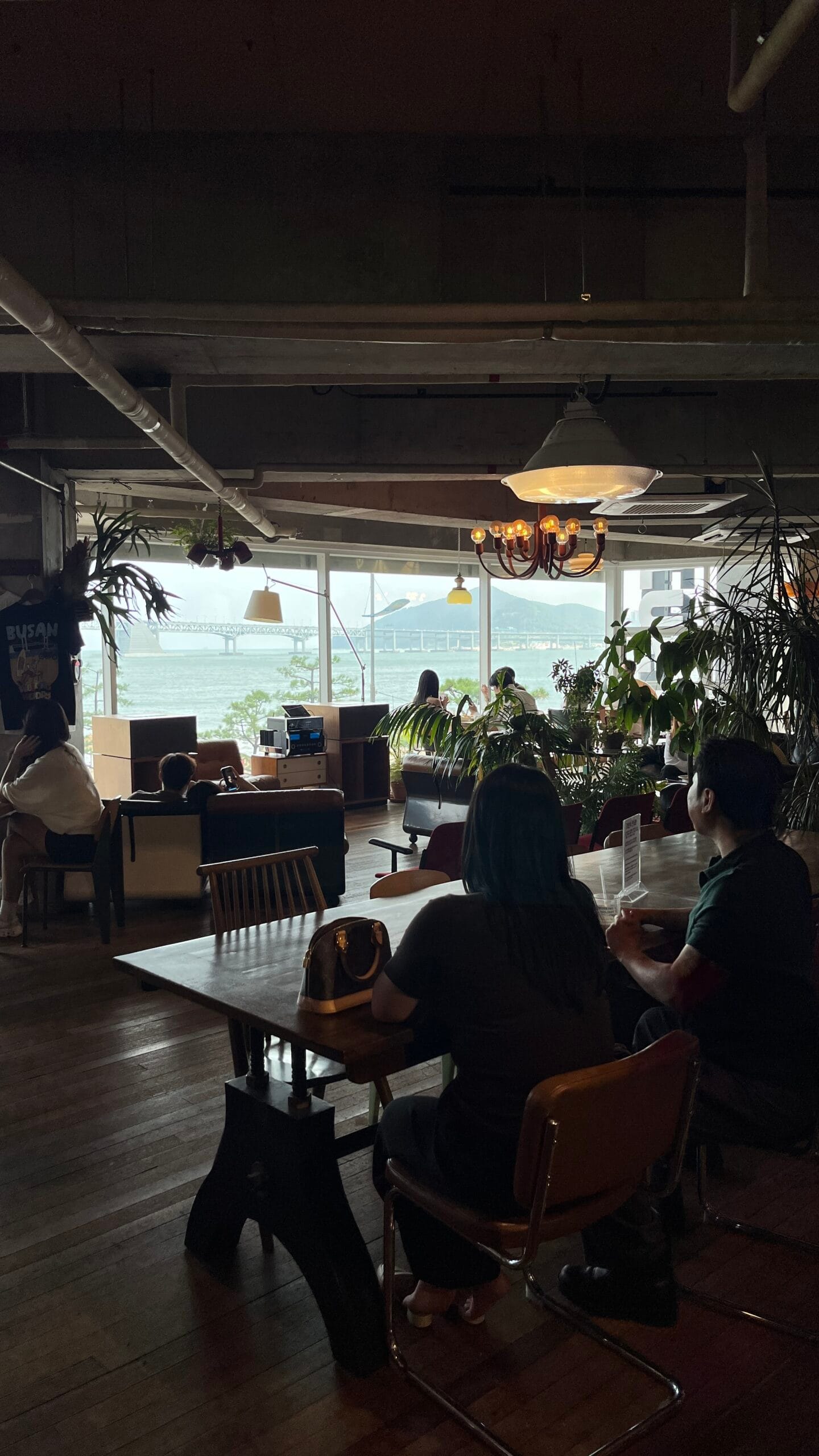 แขกกำลังเพลิดเพลินกับมื้อบรันช์ภายในพื้นที่รับประทานอาหารที่กว้างขวางที่ Working Holiday Brunch Cafe Busan