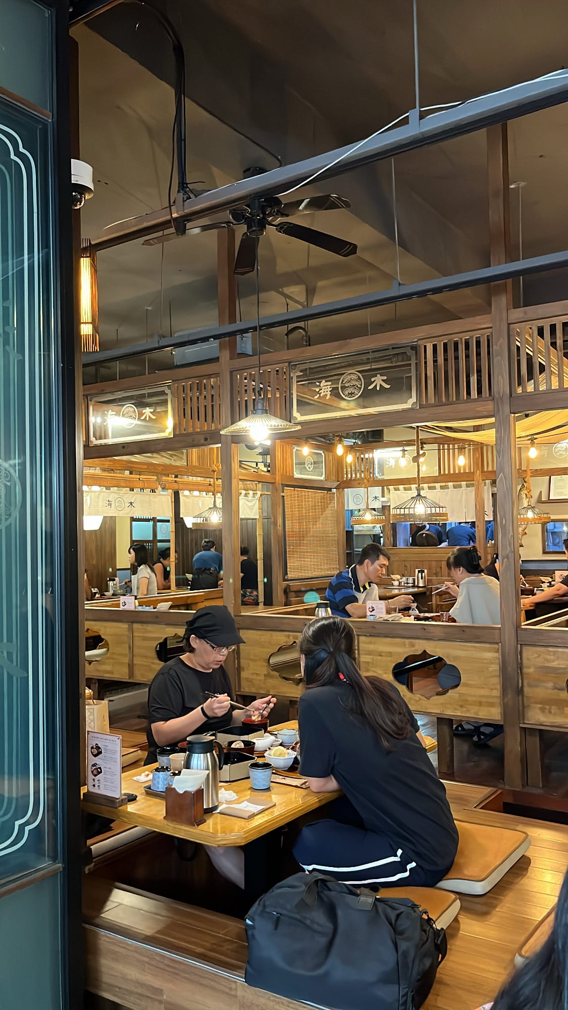 「ヘモク・ヘウンデ」店内は、うなぎ丼を楽しむ客で賑わう食堂