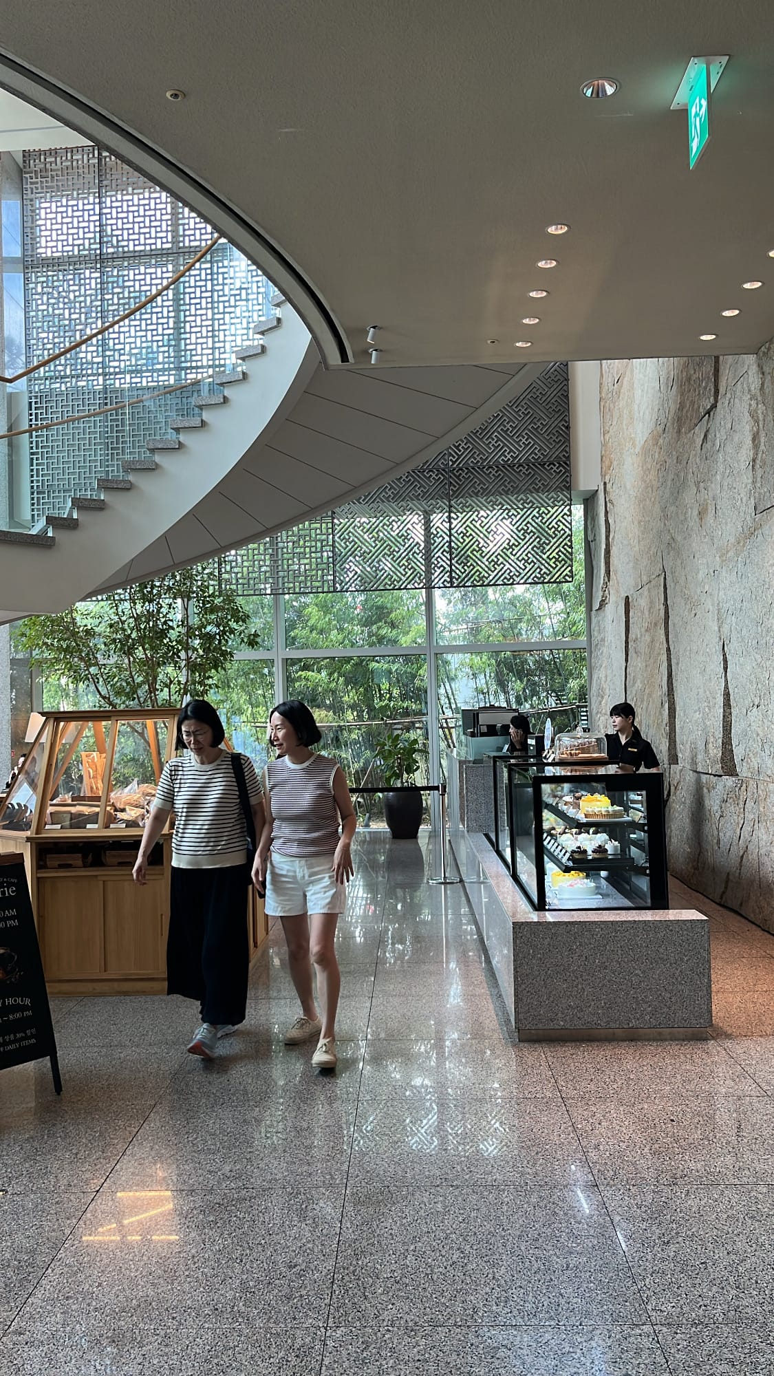 ล็อบบี้และพื้นที่นั่งเล่นชั้นหนึ่งของร้านเบเกอรี่ Patisserie Park Hyatt Busan