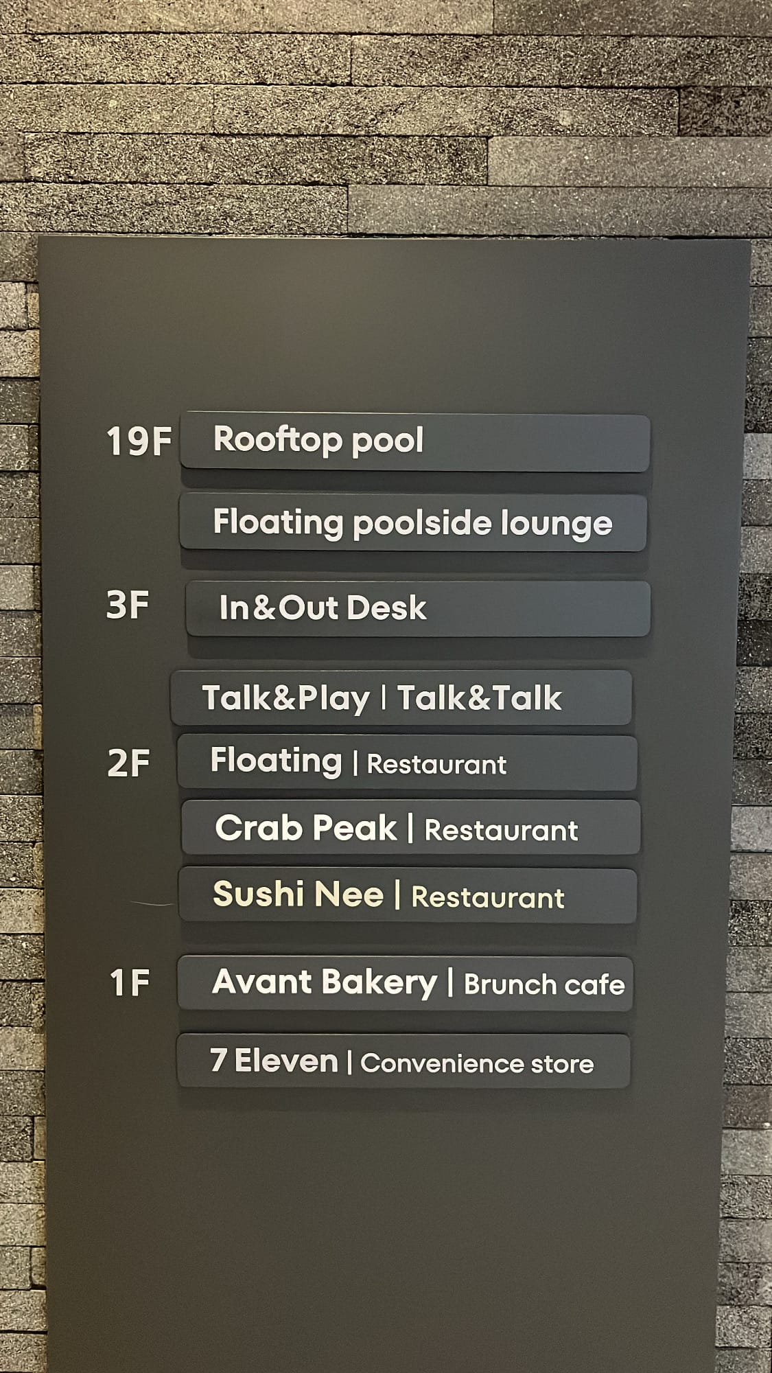 ป้ายบอกทางที่ชั้น 2 ของโรงแรม L7 ซึ่งแสดงชื่อร้าน Sushi Nee