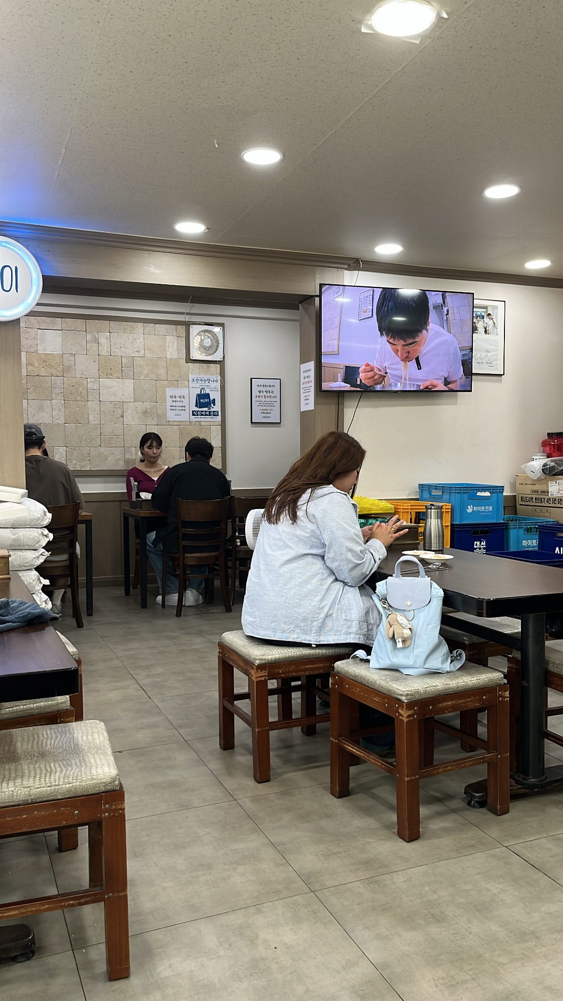 「100.1.ピョンネン・釜山」の、地元客で賑わうアットホームな食堂