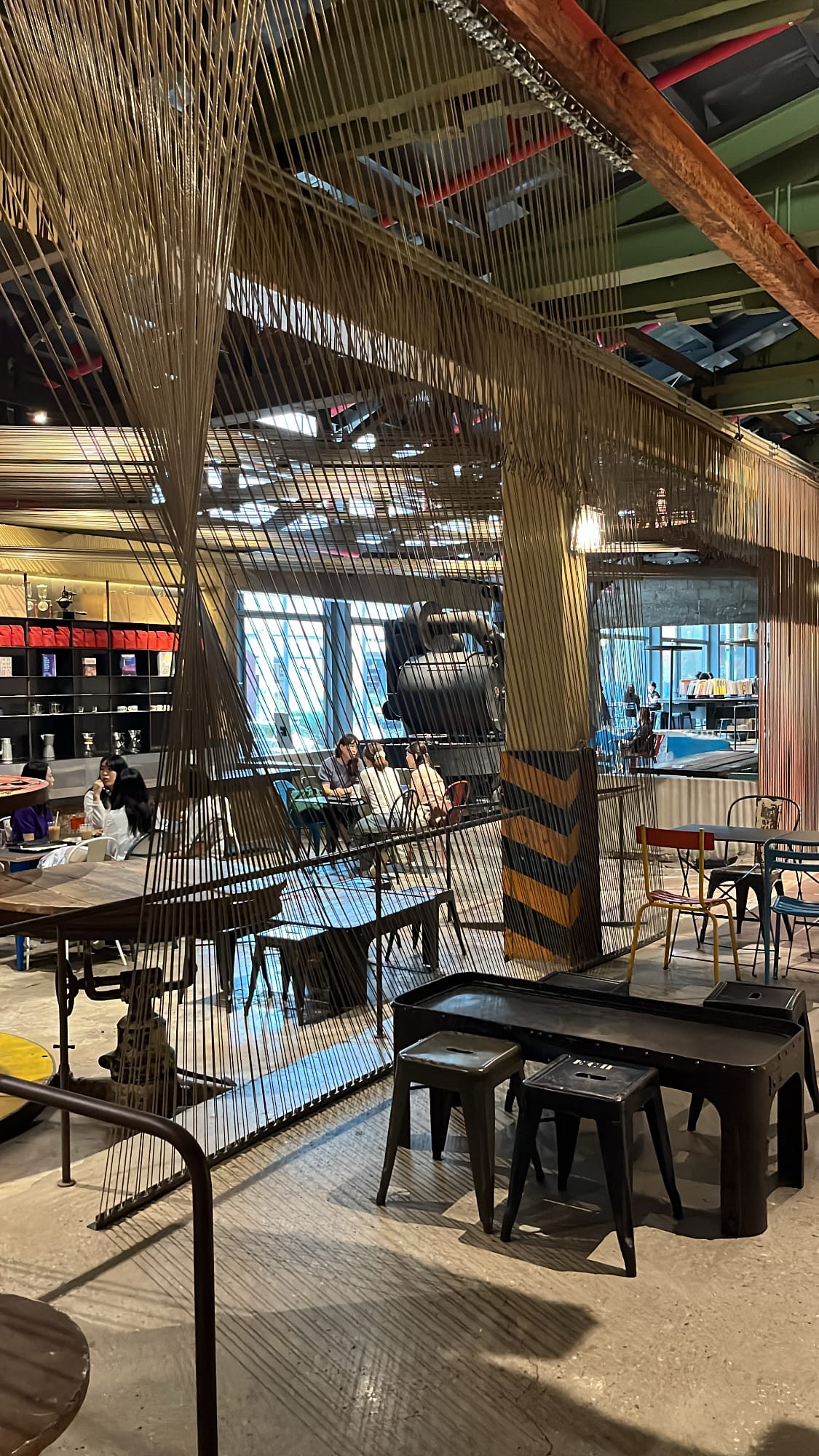 Spacious interior of Terarosa Suyeong divided by wire thread partitions