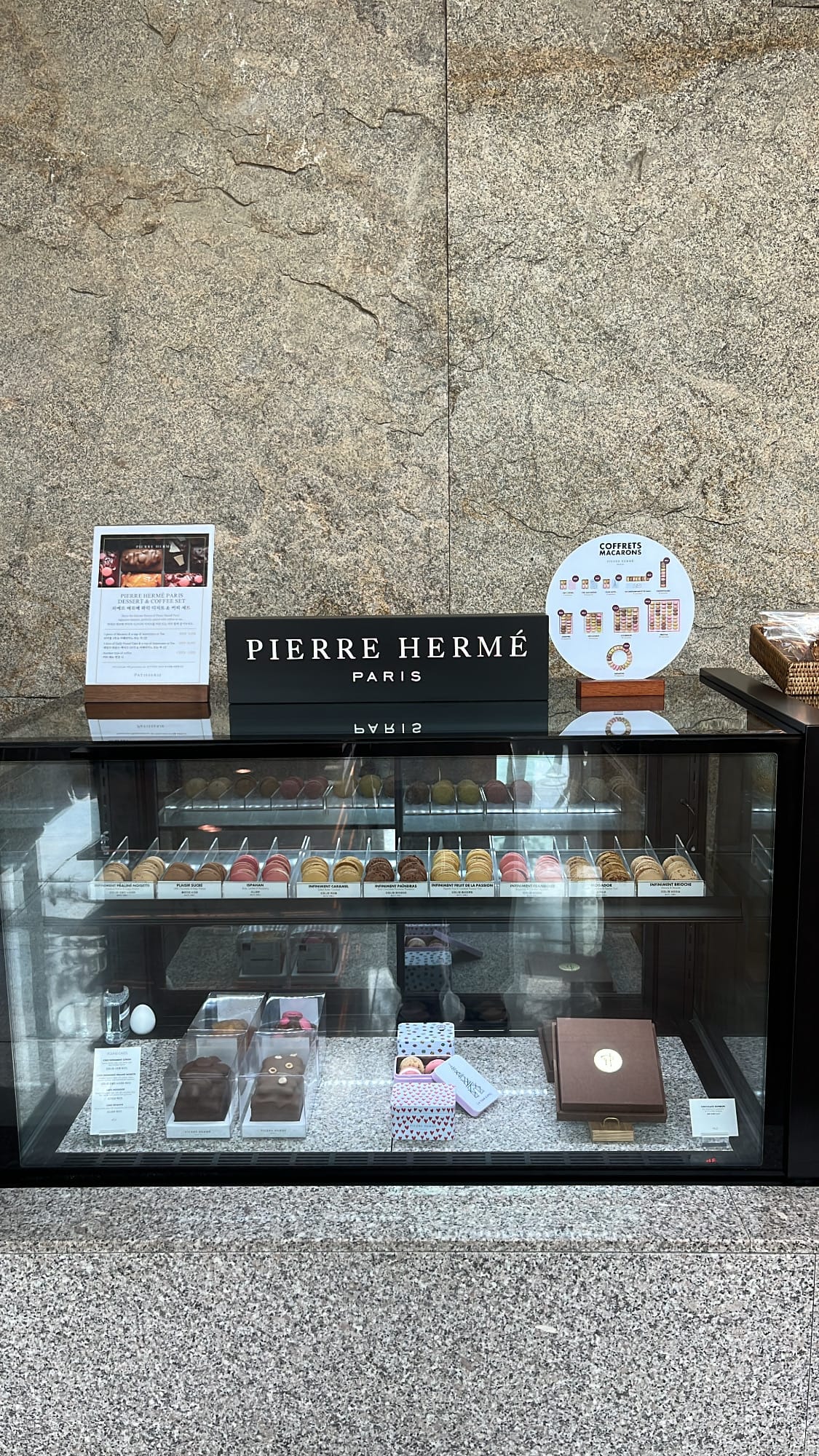 การจัดแสดงมาการองและช็อกโกแลตของ Pierre Herme Paris ที่ Patisserie Park Hyatt Busan