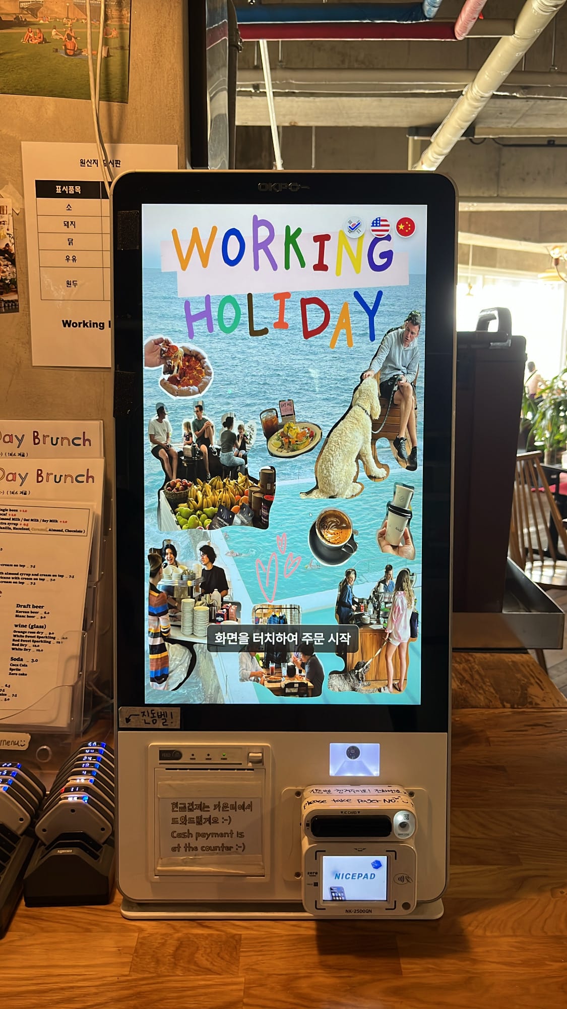 เครื่องสั่งอาหารแบบหน้าจอสัมผัสที่ตั้งอยู่ใกล้ลิฟต์ที่ Working Holiday Brunch Cafe Busan