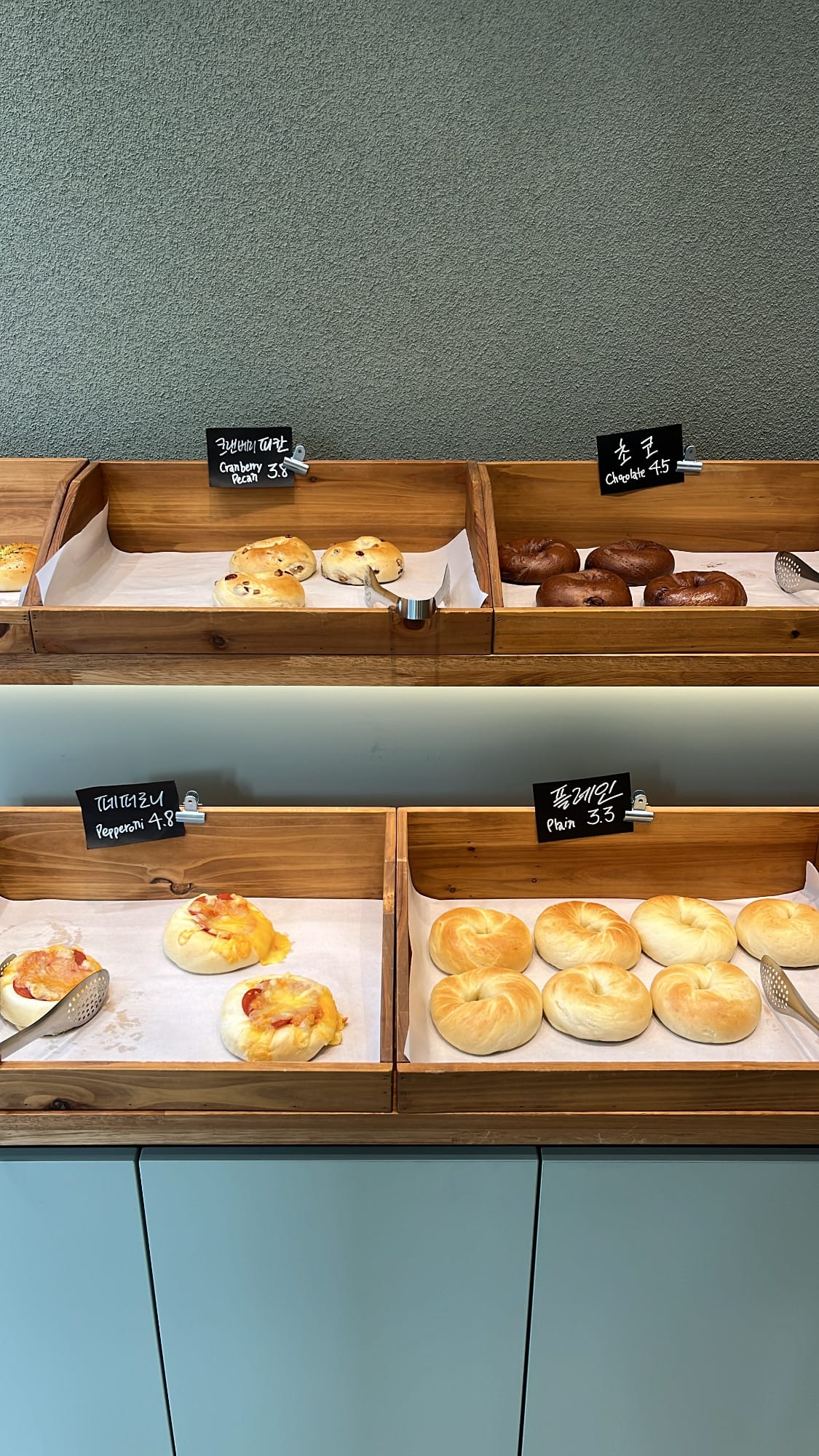 Trays of freshly baked plain, pepperoni, and cranberry bagels at Bagel Then You Busan Centum