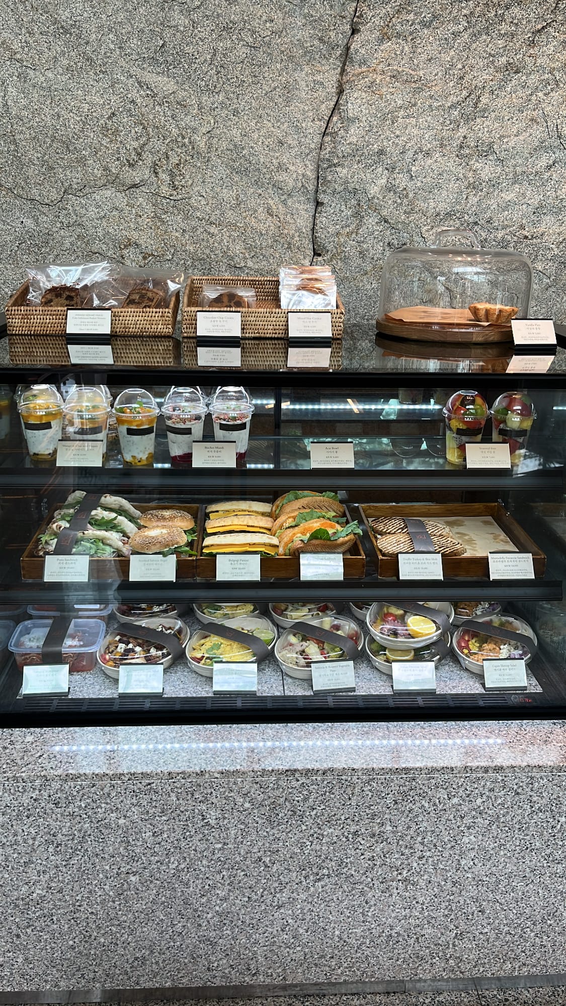 แซนด์วิช สลัด และอาหารในถ้วยสดใหม่สไตล์กูร์เมต์ ที่ตู้แสดงอาหารของ Patisserie Park Hyatt Busan