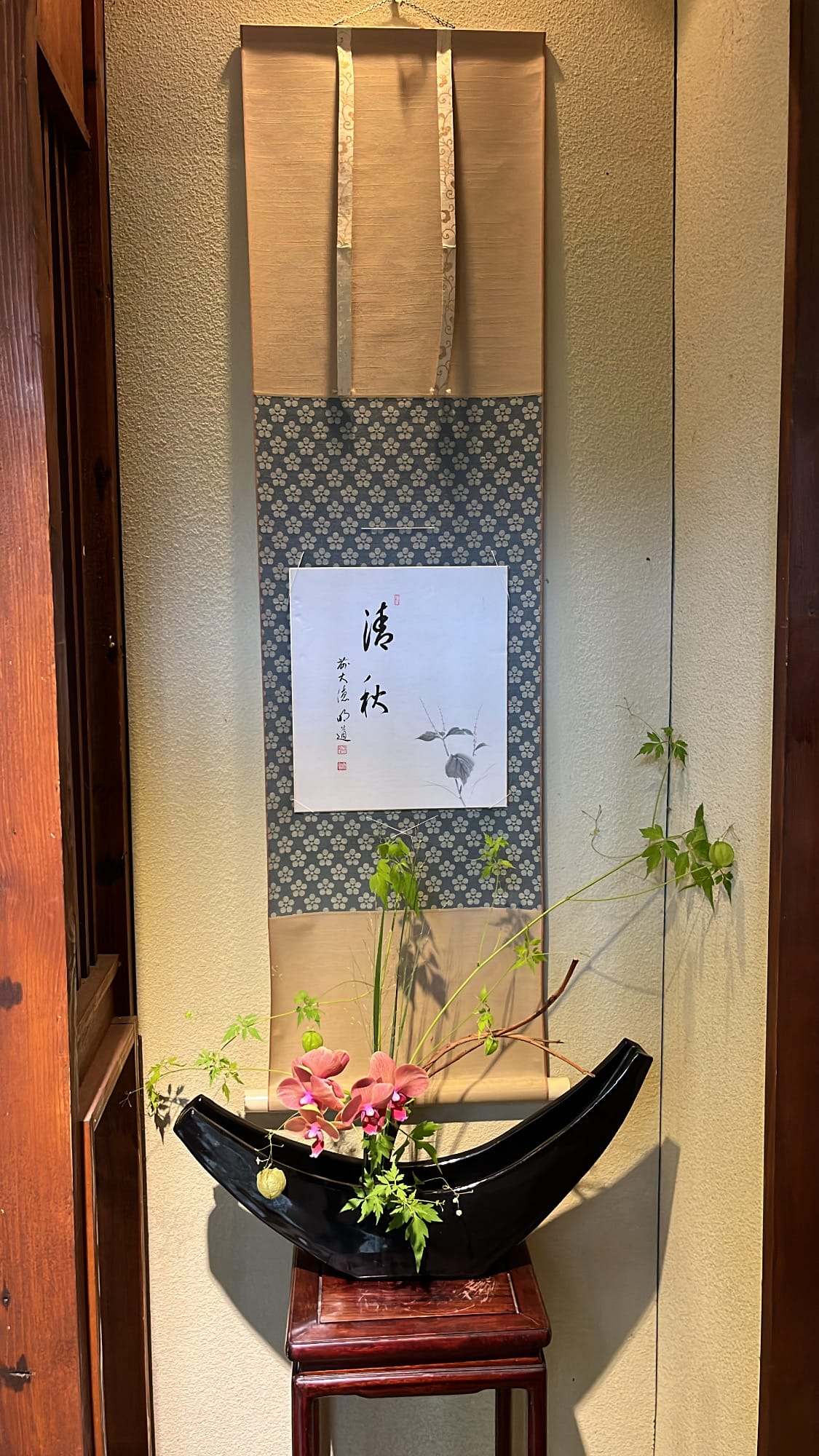 Traditional hanging scroll and elegant flower arrangement at Simmian Busan