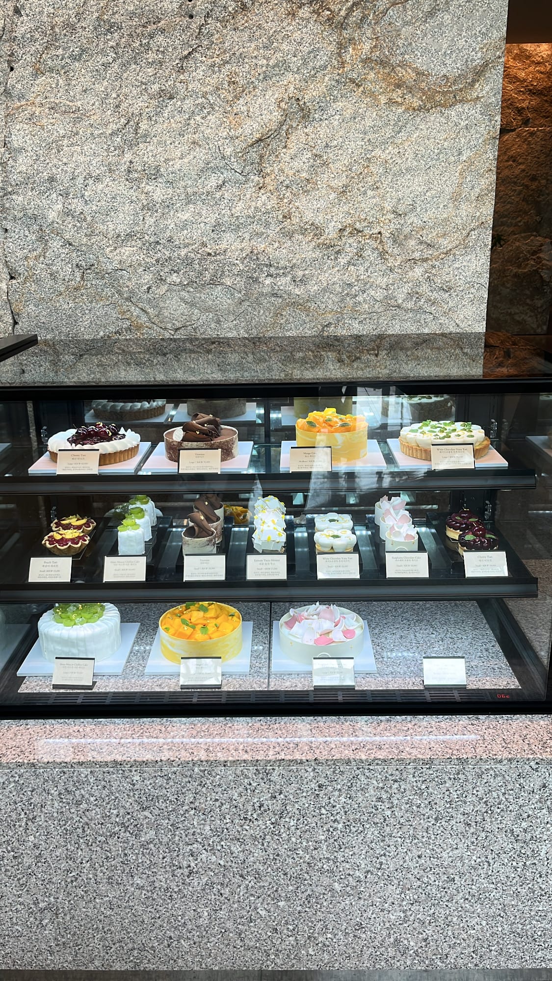 เค้กผลไม้ตามฤดูกาลที่ทำด้วยมือและทาร์ตของหวานที่นุ่มละมุนที่ Patisserie Park Hyatt Busan