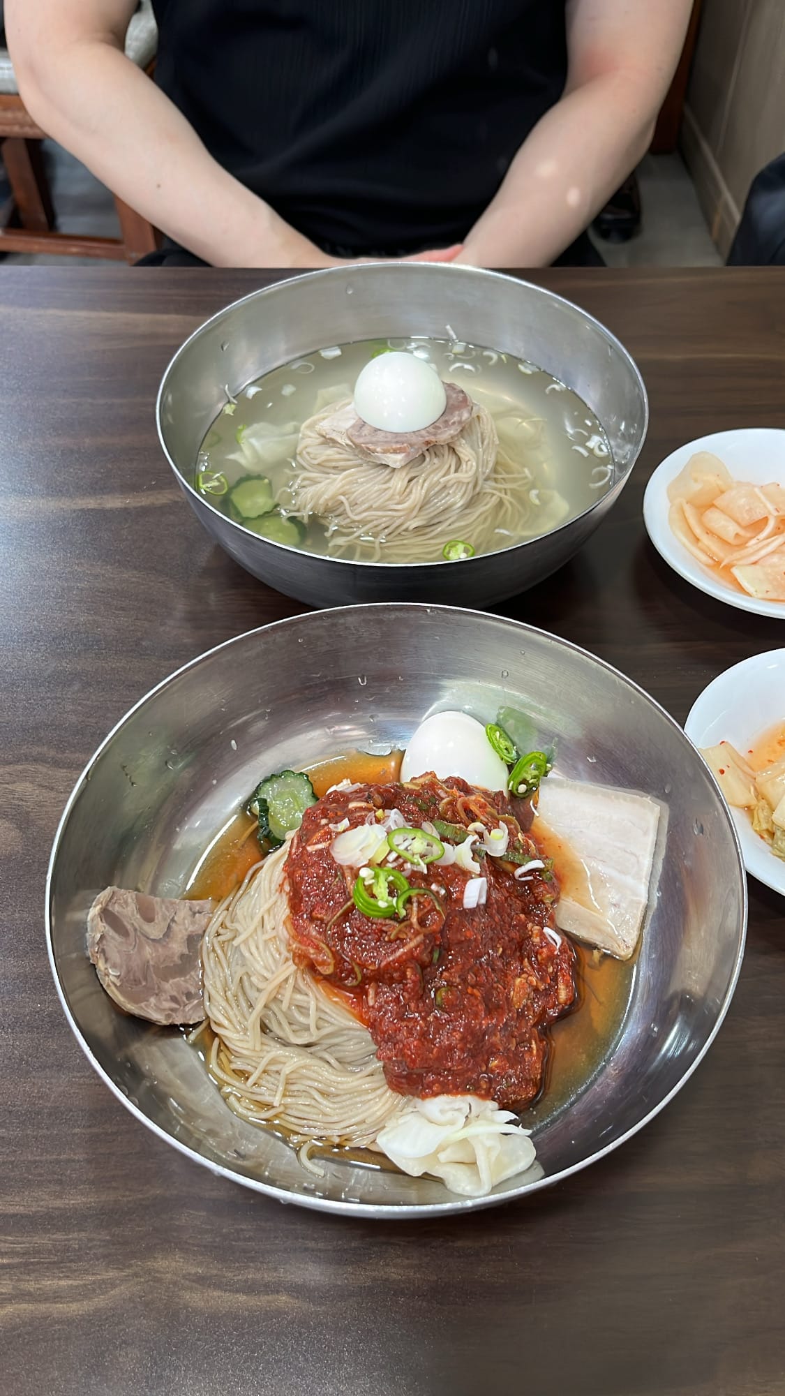 「100.1.Pyeongnaeng 釜山」で提供される平壌冷麺と辛いビビン冷麺