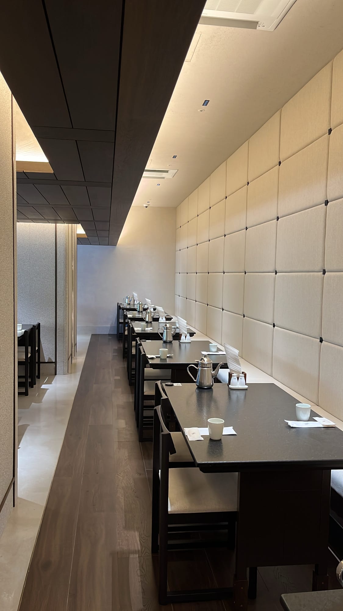 Comfortable cushioned booth tables along the wall at Geodae Gomtang Busan