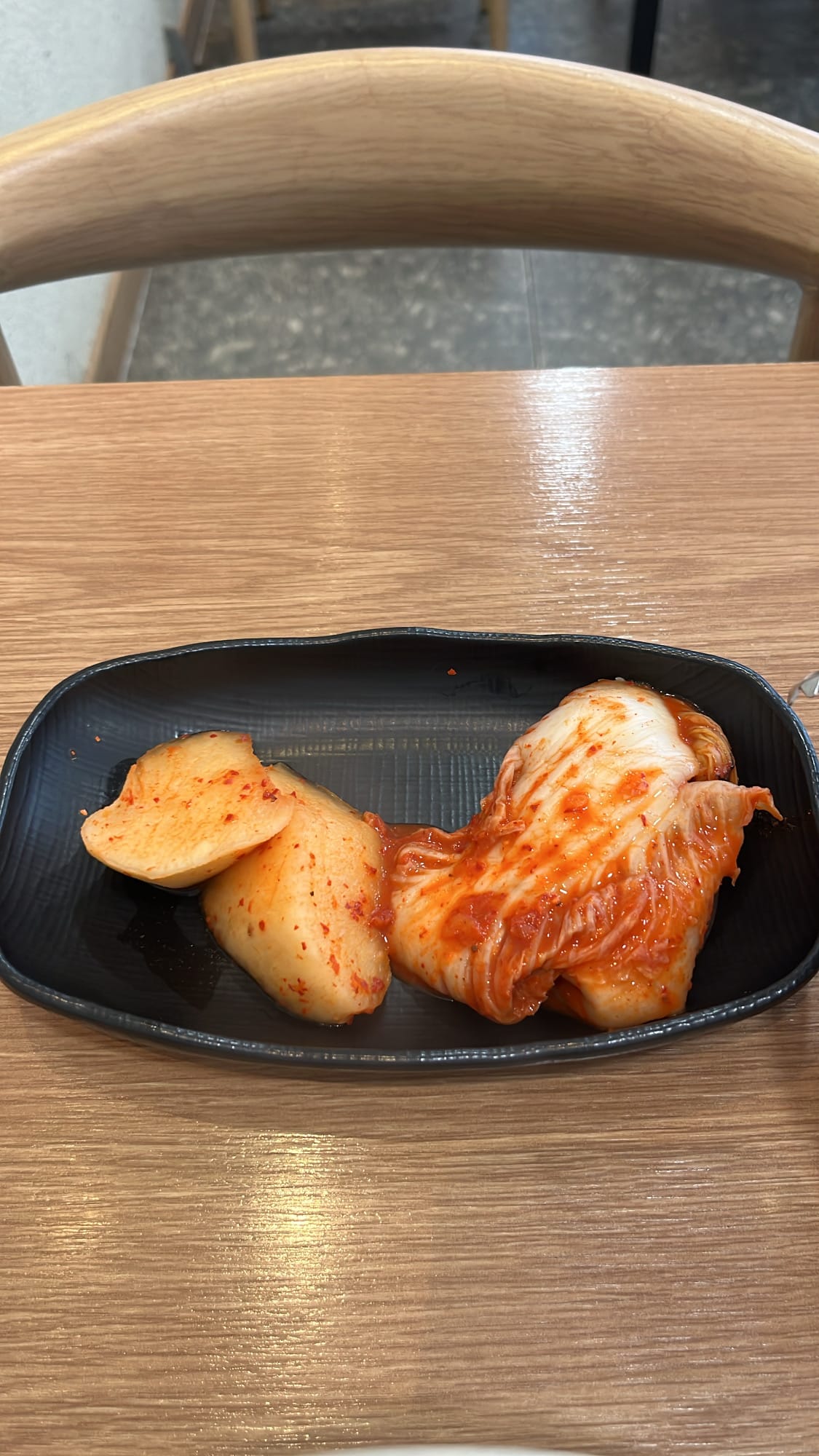 Traditional spicy cabbage kimchi and radish kkakdugi served at Haeundae 31cm Seafood Kalguksu