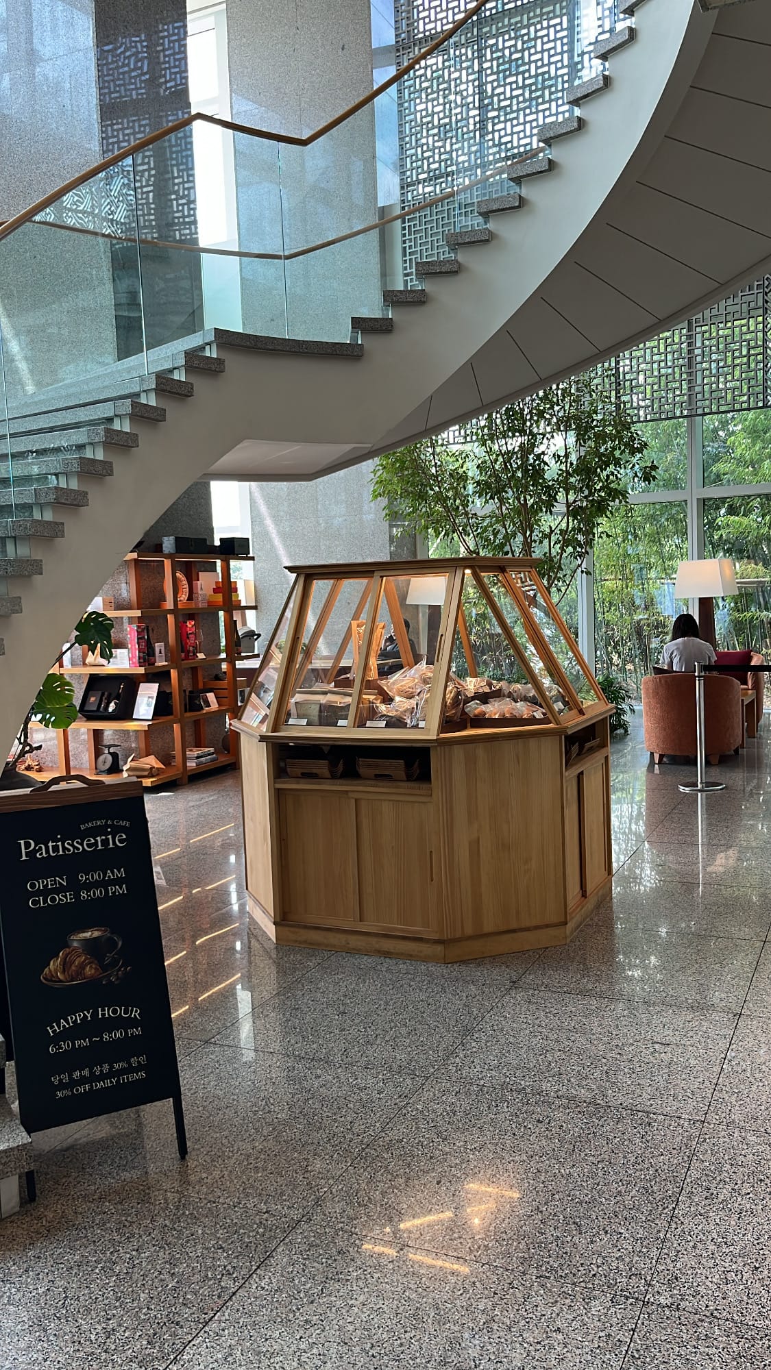ตู้แสดงขนมไม้รูปแปดเหลี่ยมและบูธขายขนมที่ Patisserie Park Hyatt Busan