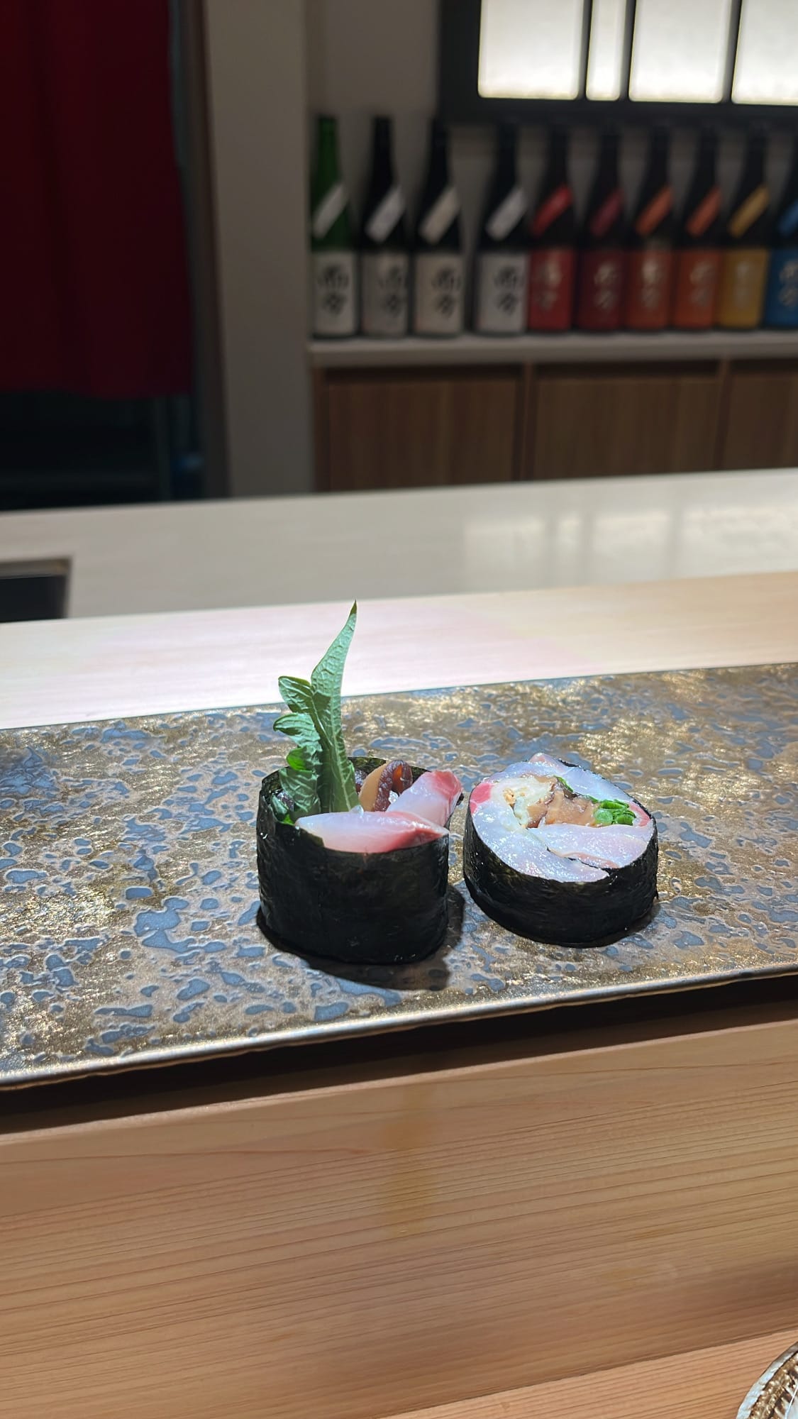 โรลอิโซเบะแบบซาร์ดีน (ไม่มีข้าว) ที่เสิร์ฟที่ร้าน Sushi Nee Busan