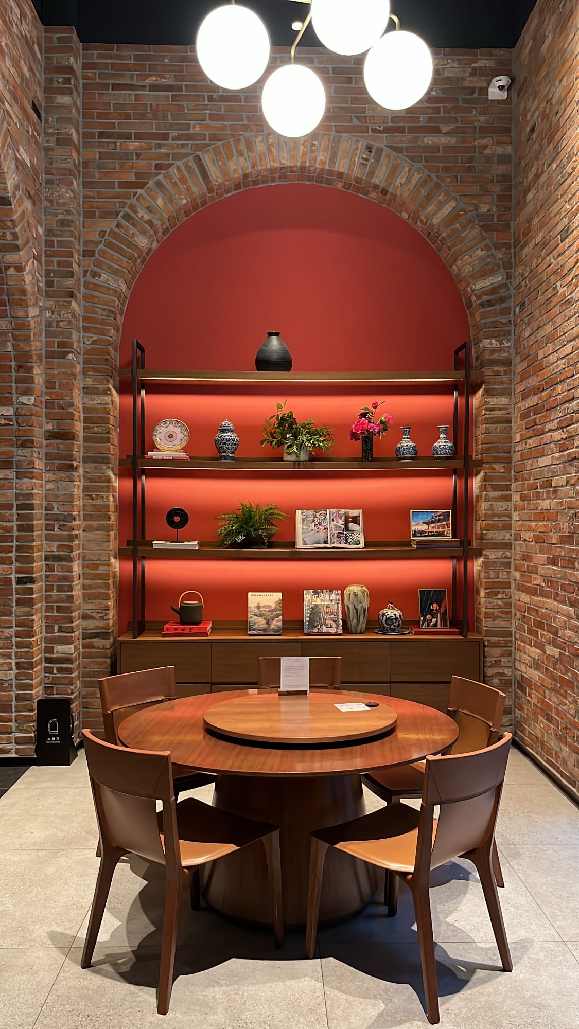 Exclusive private room displaying oriental porcelain decor shelves and lazy susan table at Village de Ananti Lou Busan
