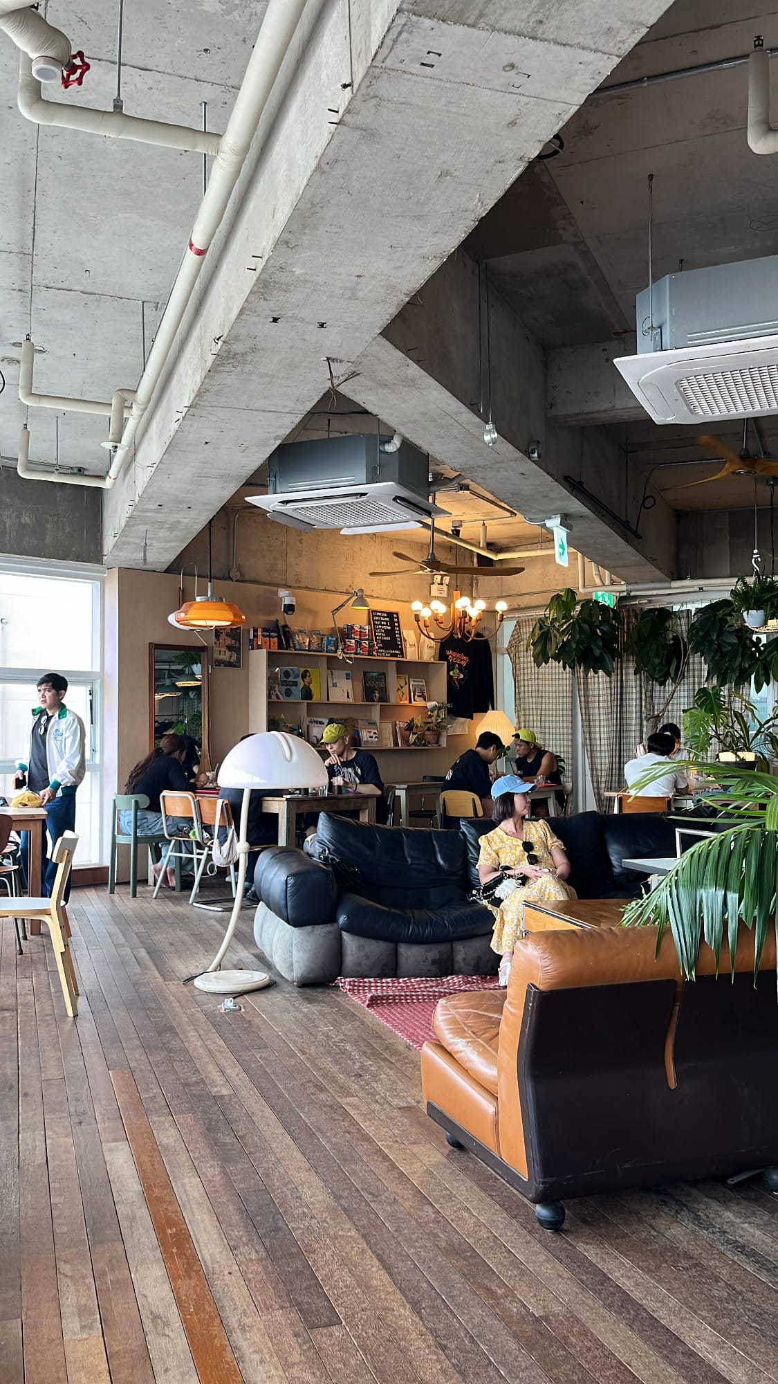 พื้นที่นั่งร่วมกันแบบสบายๆ พร้อมโซฟาหนังที่นั่งลึก ที่ Working Holiday Brunch Cafe Busan