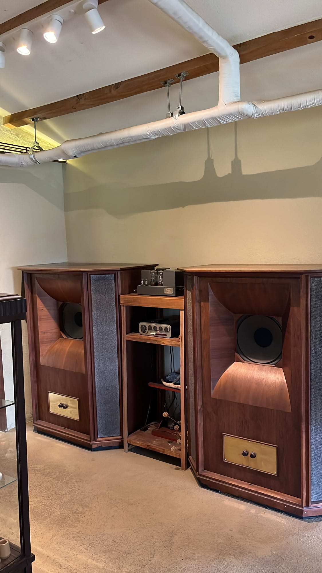 Large vintage classic sound system placed inside Simmian Busan