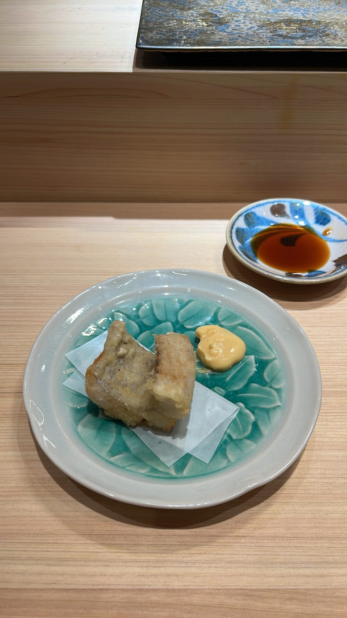 ปลาเกอมเท่ทอดกรอบ เสิร์ฟที่ร้าน Sushi Nee Busan
