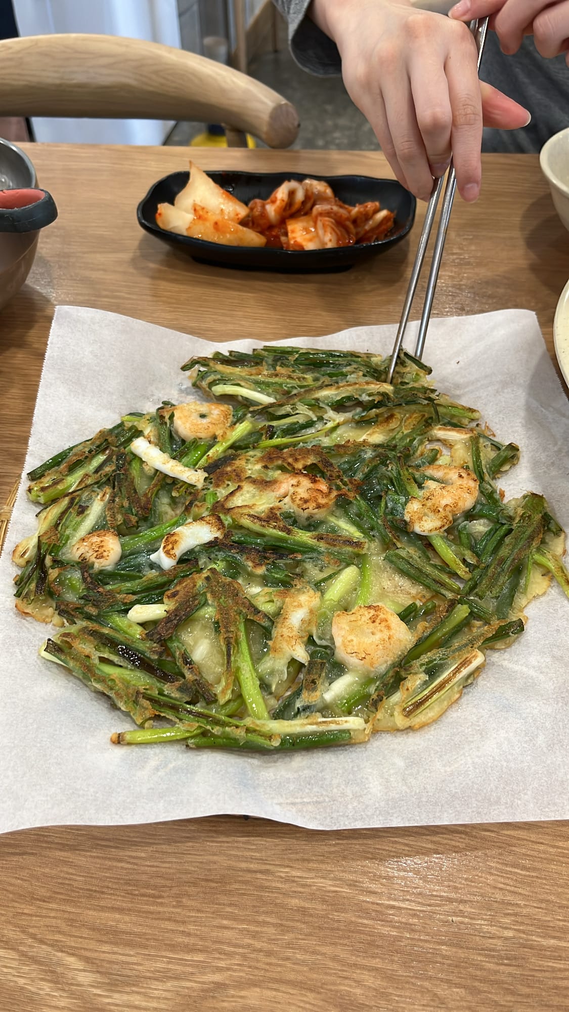 Crispy seafood and green onion pancake at Haeundae 31cm Seafood Kalguksu
