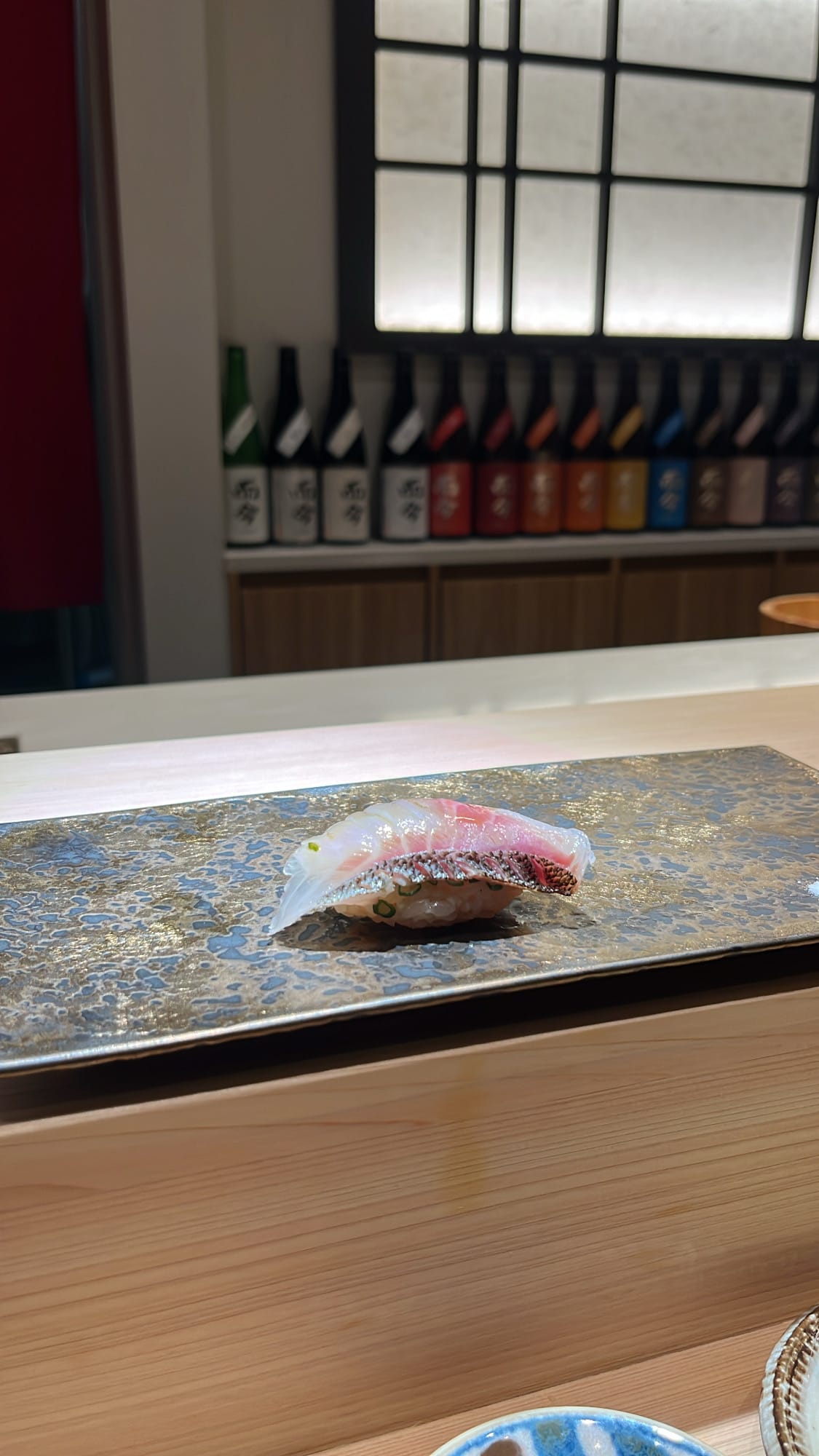 ซูชิปลาบรีมแดงมาได พร้อมผิวที่ลวกผ่านน้ำร้อน ที่ร้าน Sushi Nee Busan