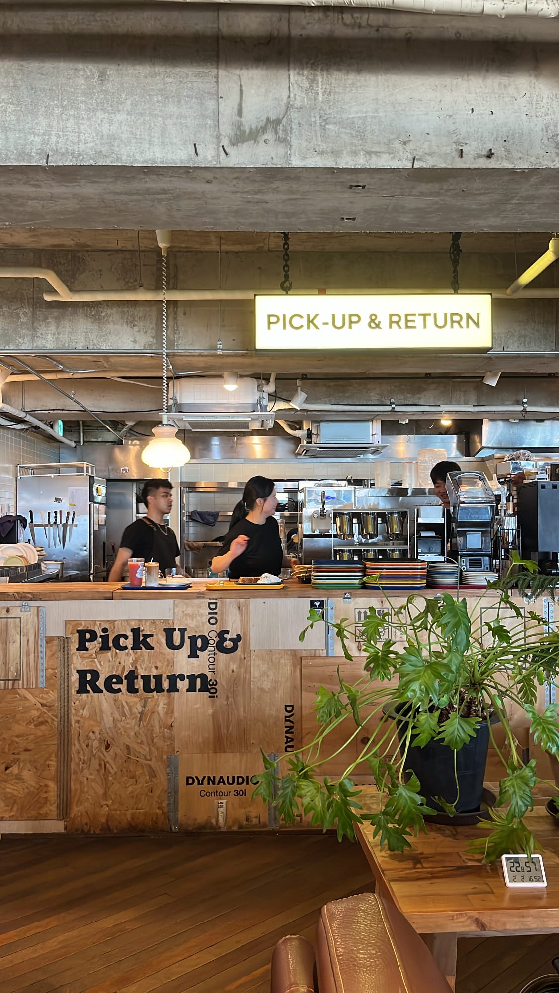 พื้นที่เคาน์เตอร์รับ-คืนที่มีผนังไม้ที่ Working Holiday Brunch Cafe Busan