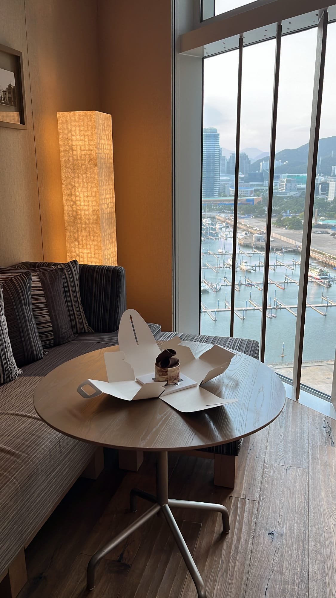 เค้กติรามิสุแบบไม่บรรจุกล่องจาก Patisserie Park Hyatt Busan ในช่วงเวลา Happy Hour พร้อมวิวเรือยอชท์ที่มารีนา