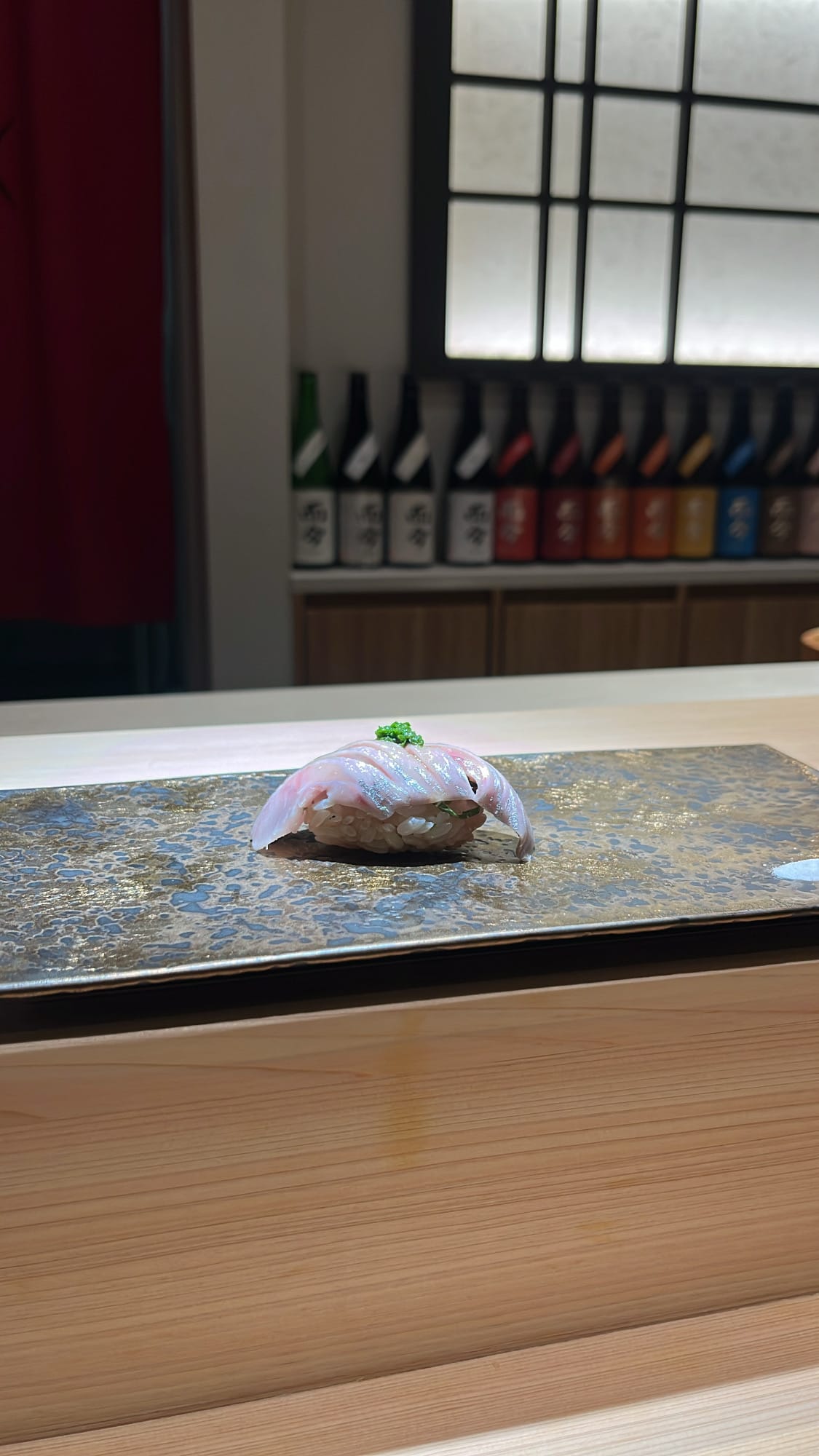 ซูชิปลาเฮอร์ริ่งแปซิฟิก (นิชิน) ตกแต่งด้วยต้นหอม ที่ร้าน Sushi Nee Busan