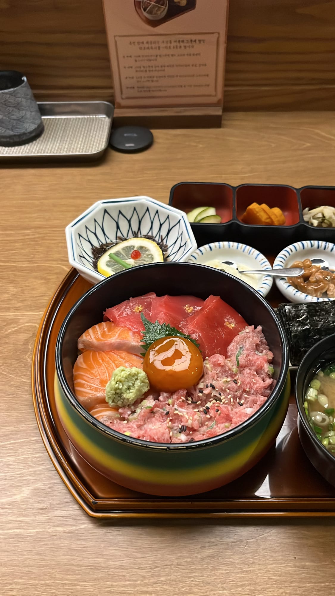 ヘモクで、ご飯の上にのった、きらめくマグロ、新鮮なサーモン、ネギトロのクローズアップ