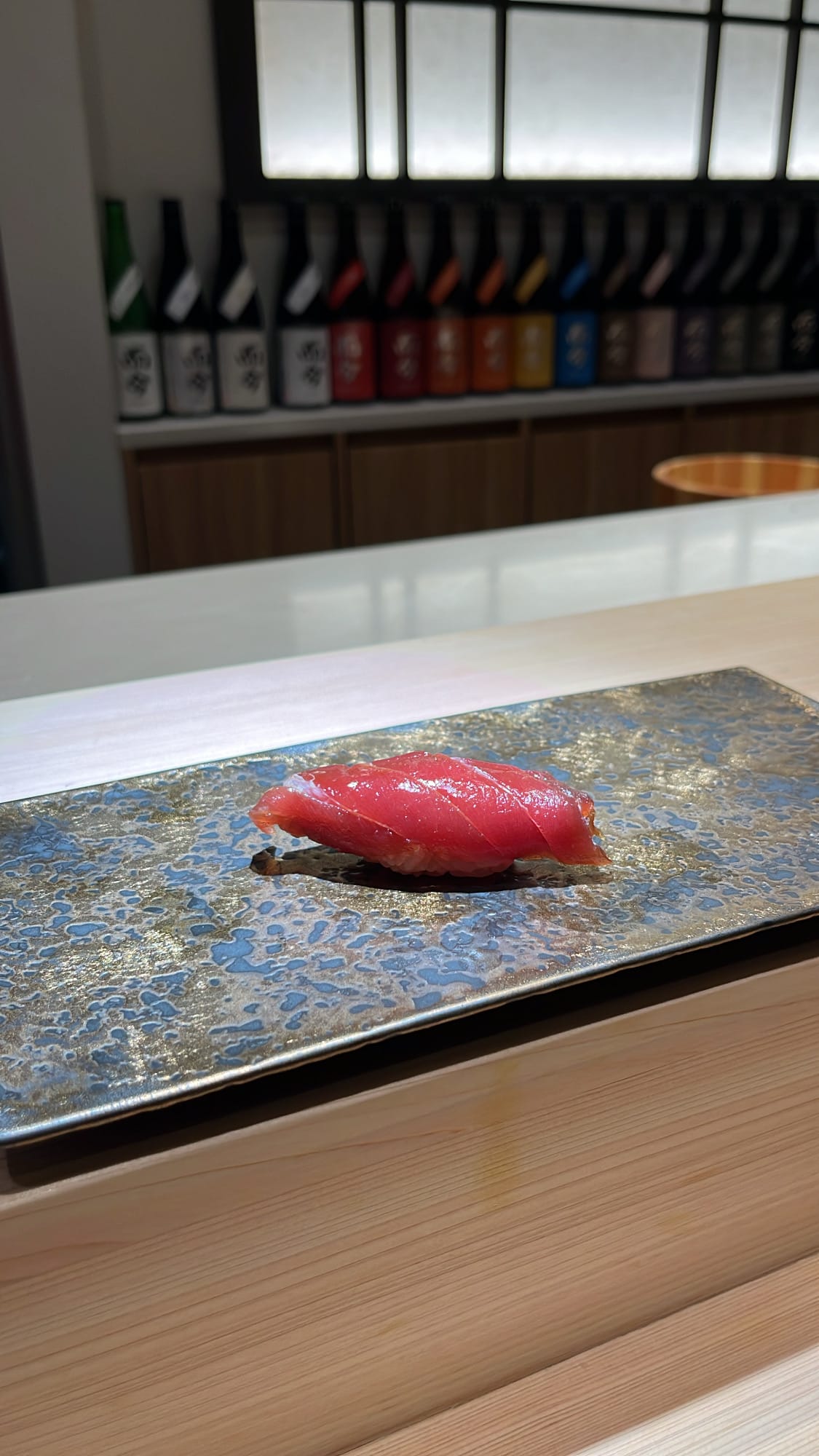 ซูชิอากามิซึเกะจากปลาทูน่าครีบน้ำเงินหมักด้วยน้ำซอสโซย่า ที่ร้าน Sushi Nee Busan