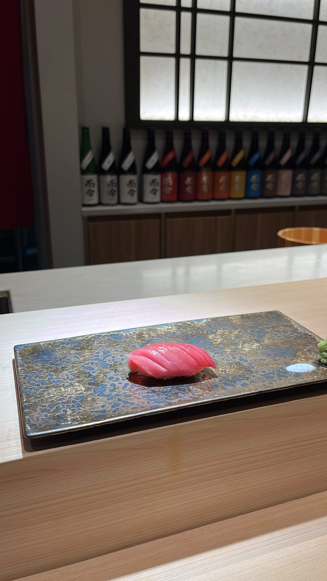 ซูชิชูโทโร่จากปลาทูน่าไขมันระดับกลาง เสิร์ฟบนจานหิน ที่ร้าน Sushi Nee Busan