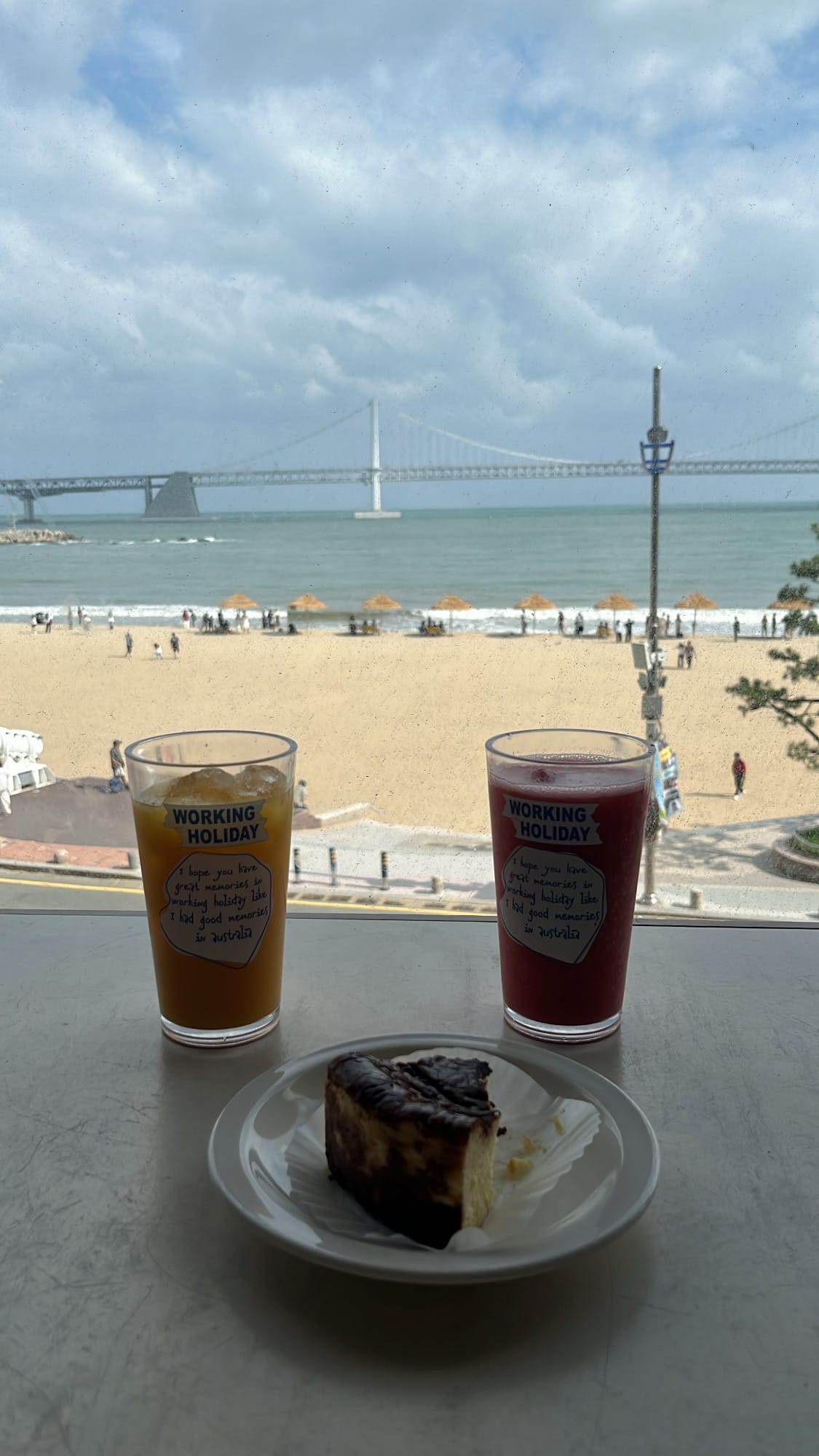 ชีสเค้กแบบบาสก์ เสิร์ฟพร้อมน้ำผลไม้เย็นๆ ท่ามกลางวิวทะเลที่ Working Holiday Brunch Cafe Busan