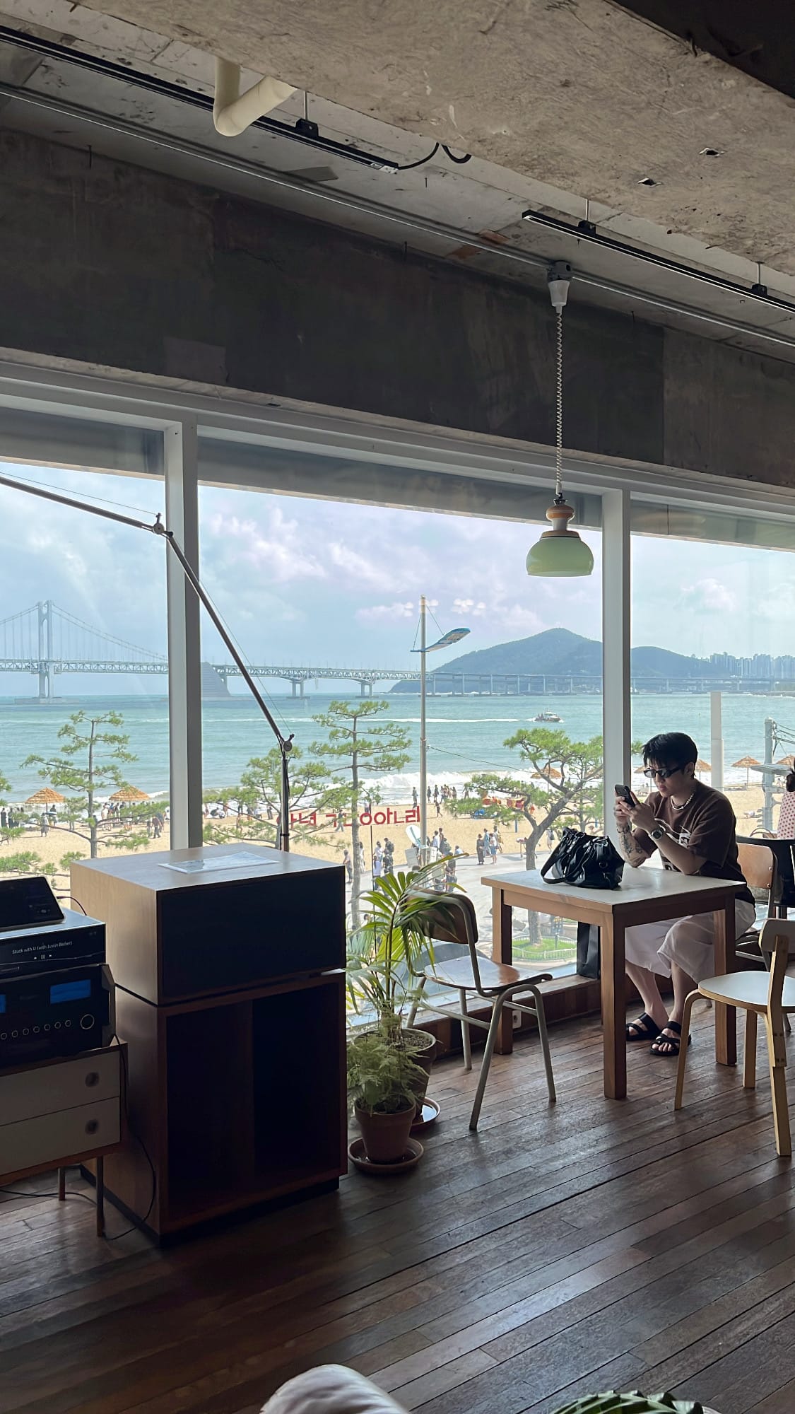 บรรยากาศการรับประทานอาหารริมทะเลที่สดใสและได้รับความนิยมจากนักท่องเที่ยวต่างชาติที่ Working Holiday Brunch Cafe Busan
