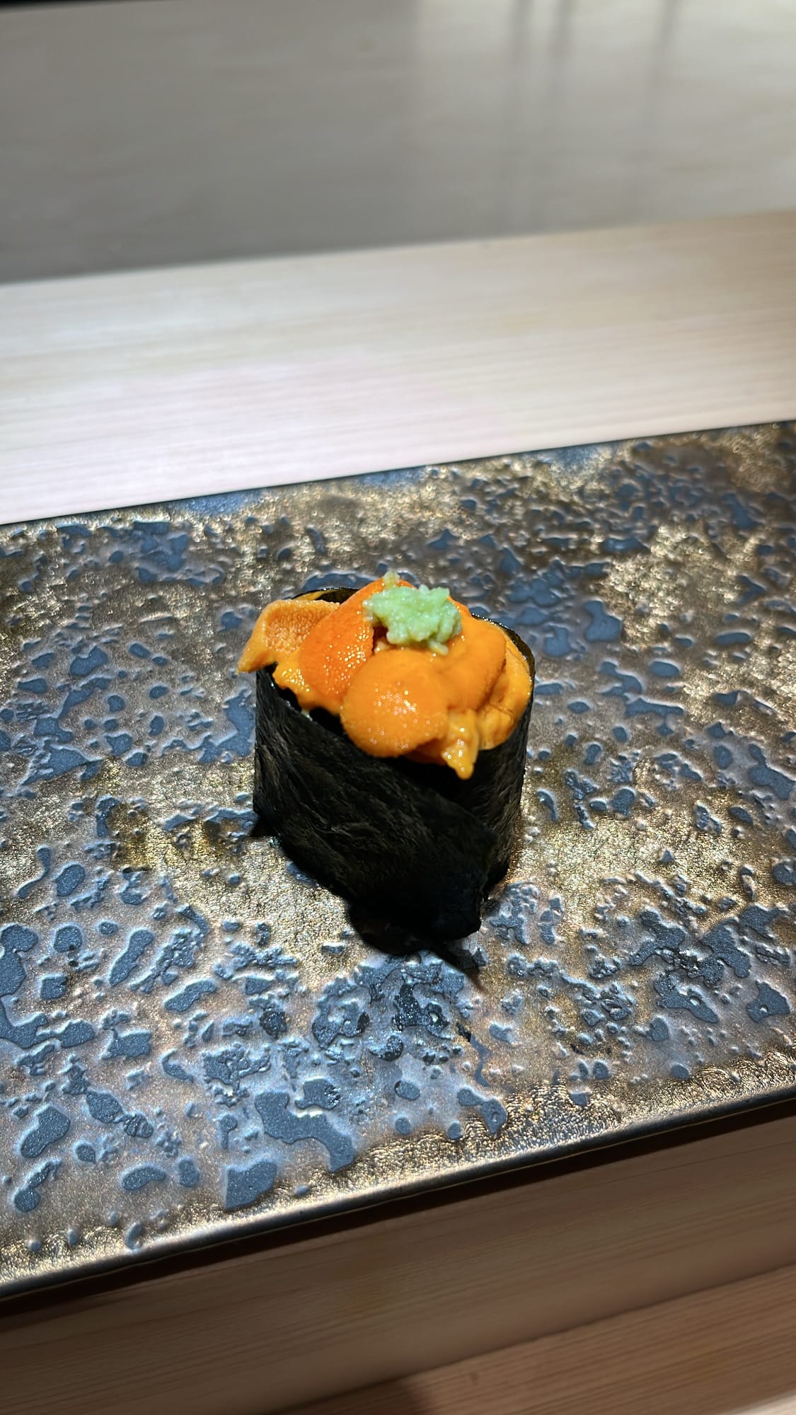 ภาพถ่ายจากด้านบนแบบ close-up ของกุนคันหอยเม่นทะเลสดที่ร้าน Sushi Nee Busan