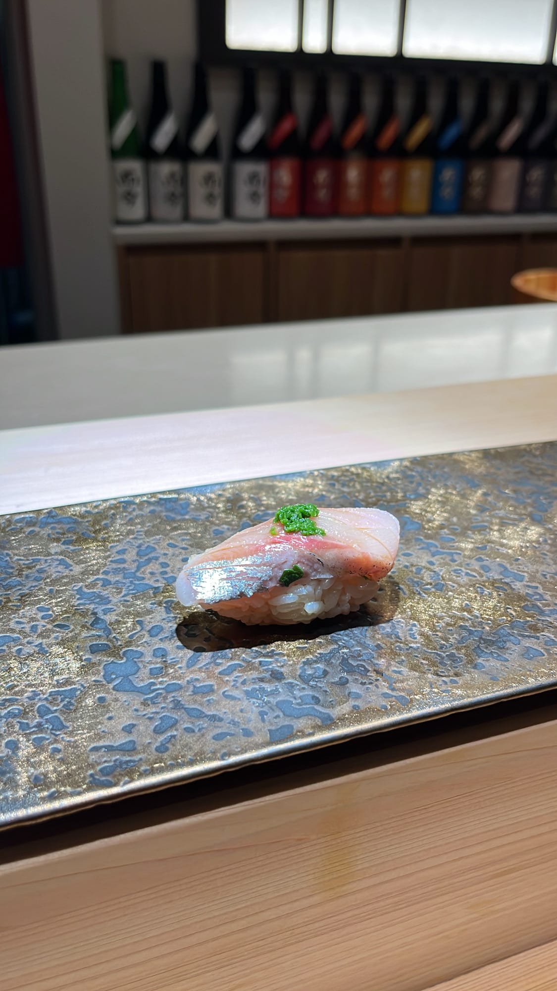 ซูชิปลาแมคเคอเรลซาบา โรยด้วยต้นหอมสับละเอียด ที่ร้าน Sushi Nee Busan