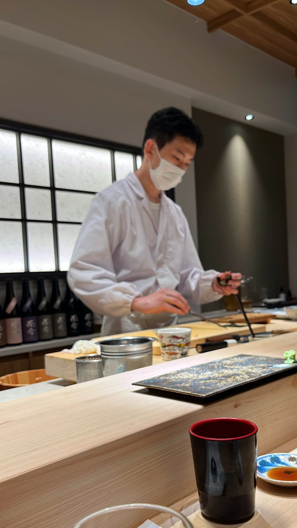 เชฟกำลังทำเทมากิเนกิโทโรแบบทำมือสดๆ ที่ร้าน Sushi Nee Busan