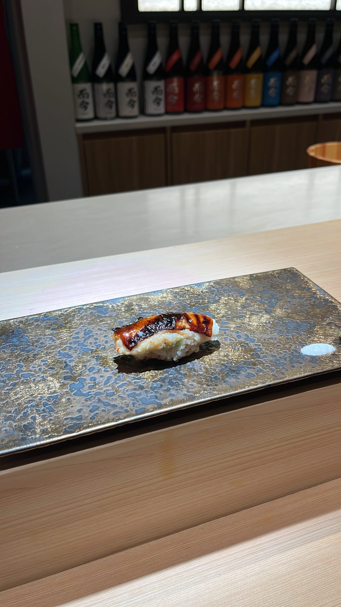 ซูชิปลาไหลทะเลอนาโกย่างร้อนราดซอสทาเร ที่ร้าน Sushi Nee Busan