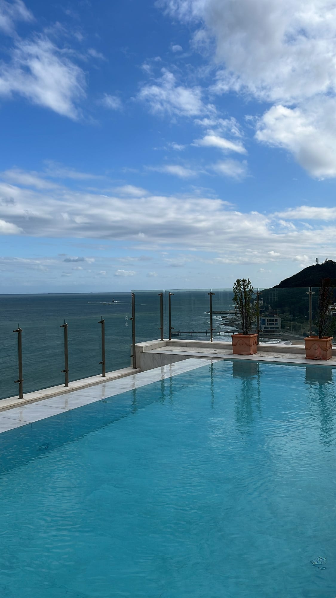 Crystal clear turquoise infinity pool overlooking the open sea