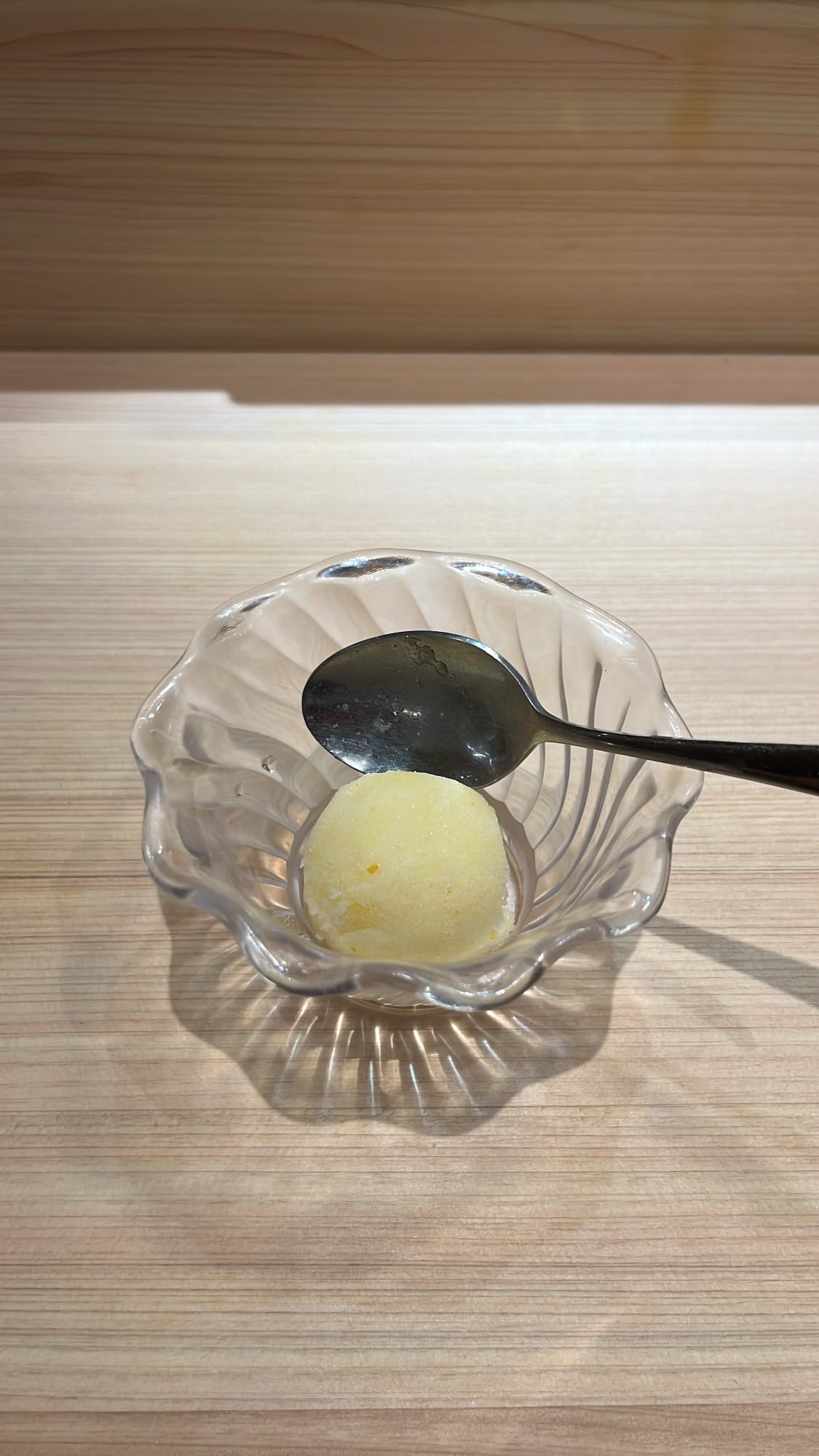 ของหวานเชอร์เบตผลไม้รสซิตรัสที่สดชื่น เสิร์ฟในชามแก้วที่ Sushi Nee Busan
